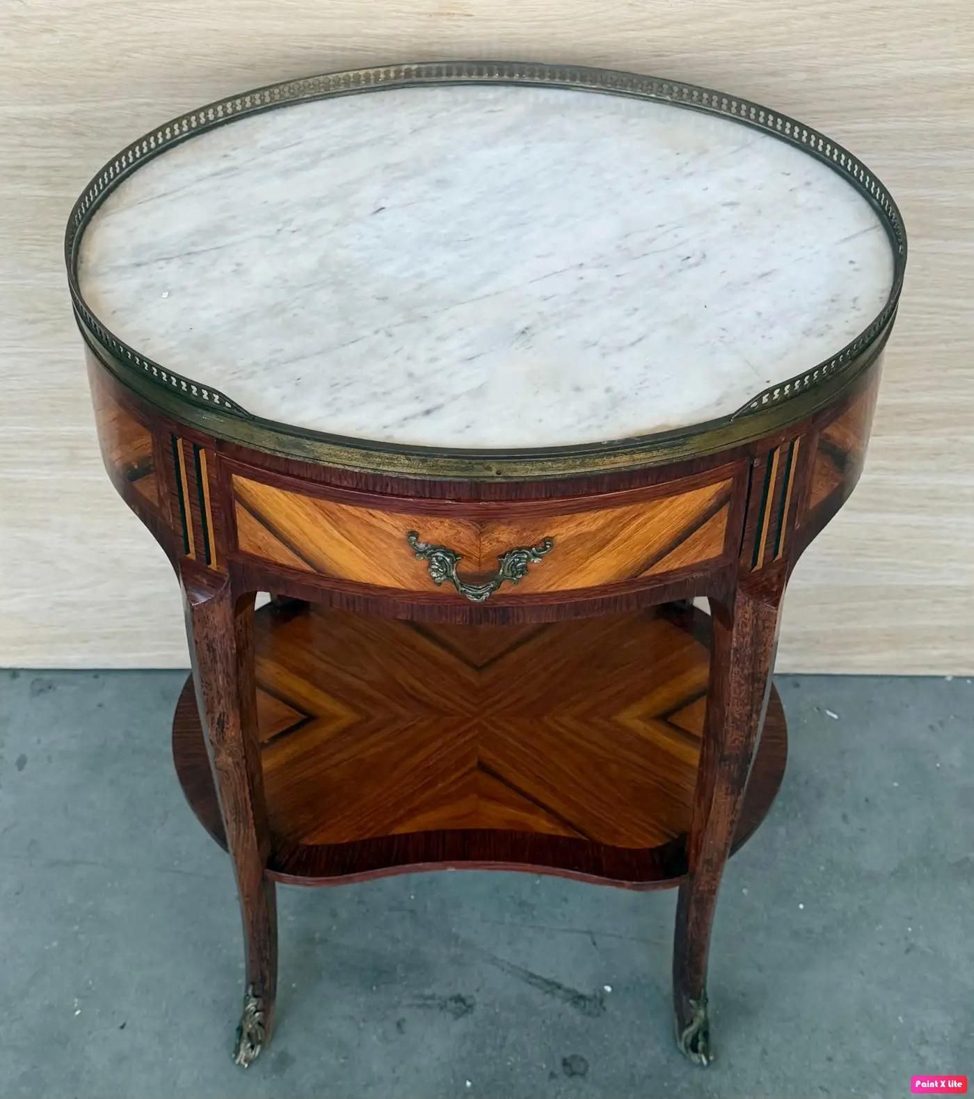 Paire de tables de chevet Louis XV de forme bouillotte ovale, avec tiroir et tablette basse photo Mobilier