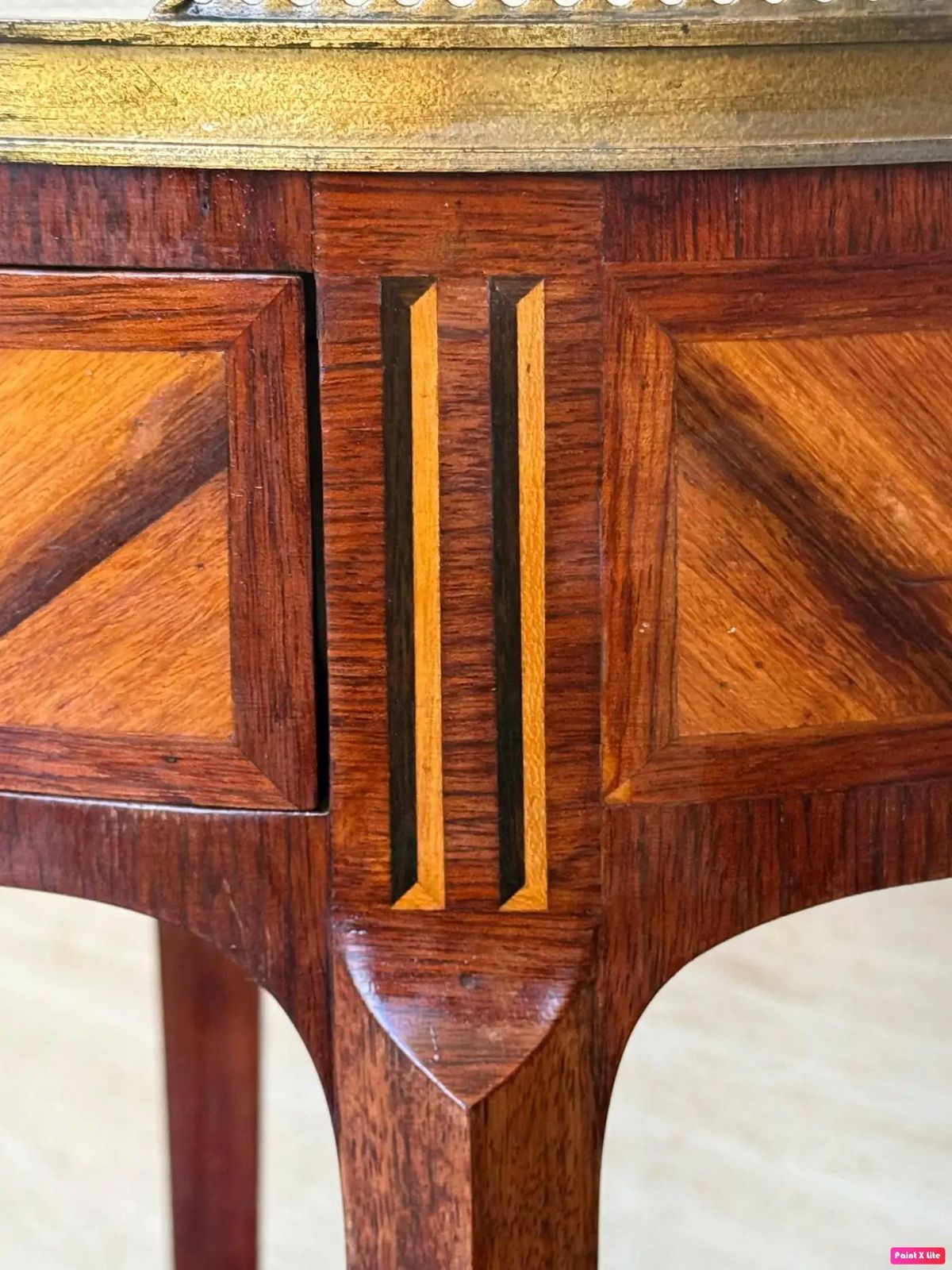 Paire de tables de chevet Louis XV de forme bouillotte ovale, avec tiroir et tablette basse photo vinterior