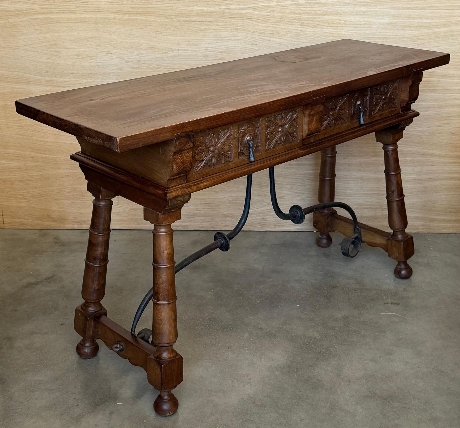 Console espagnole du XXe siècle, deux tiroirs et entretoise en fer photo vinterior