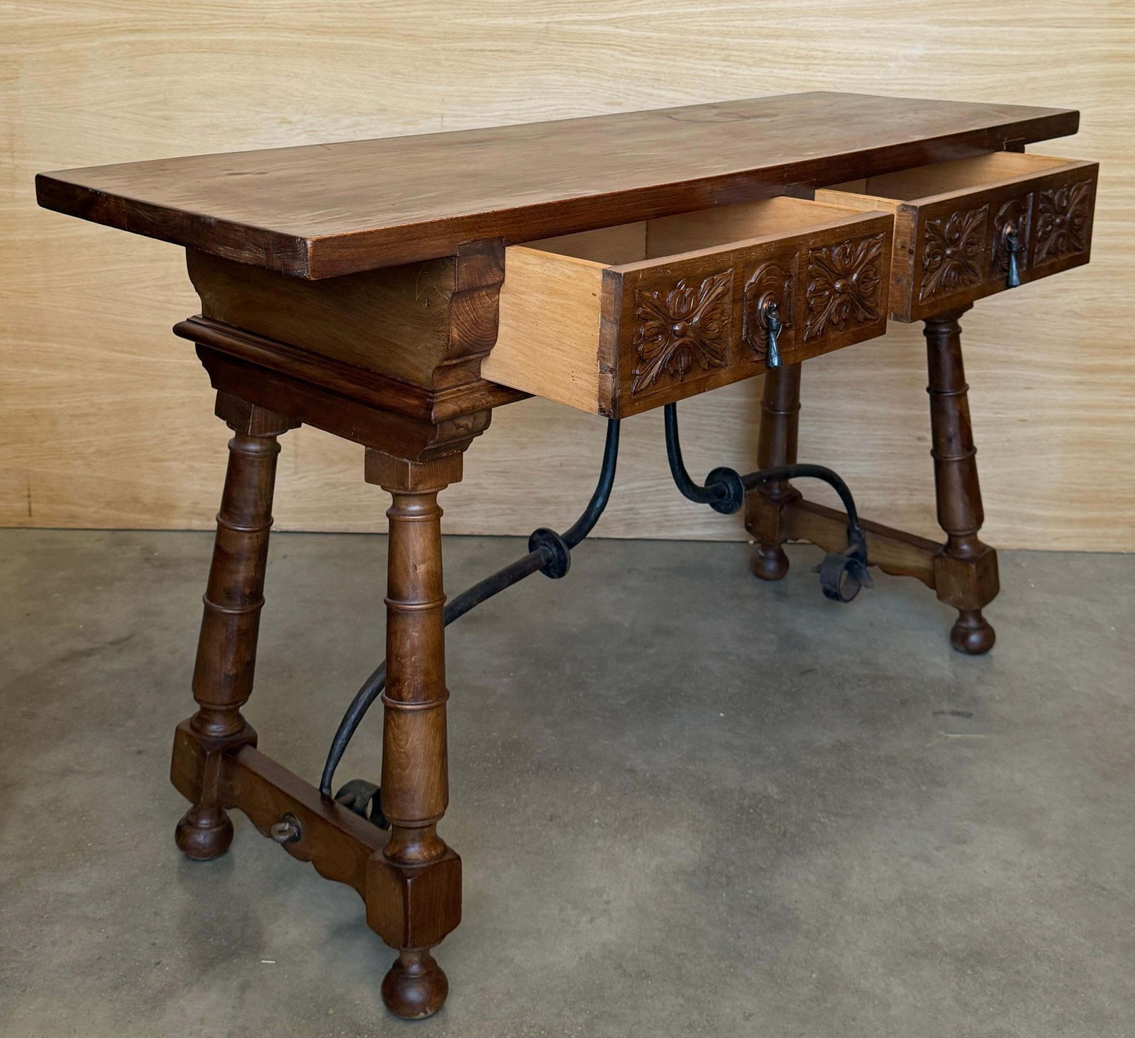 Console espagnole du XXe siècle, deux tiroirs et entretoise en fer photo buy