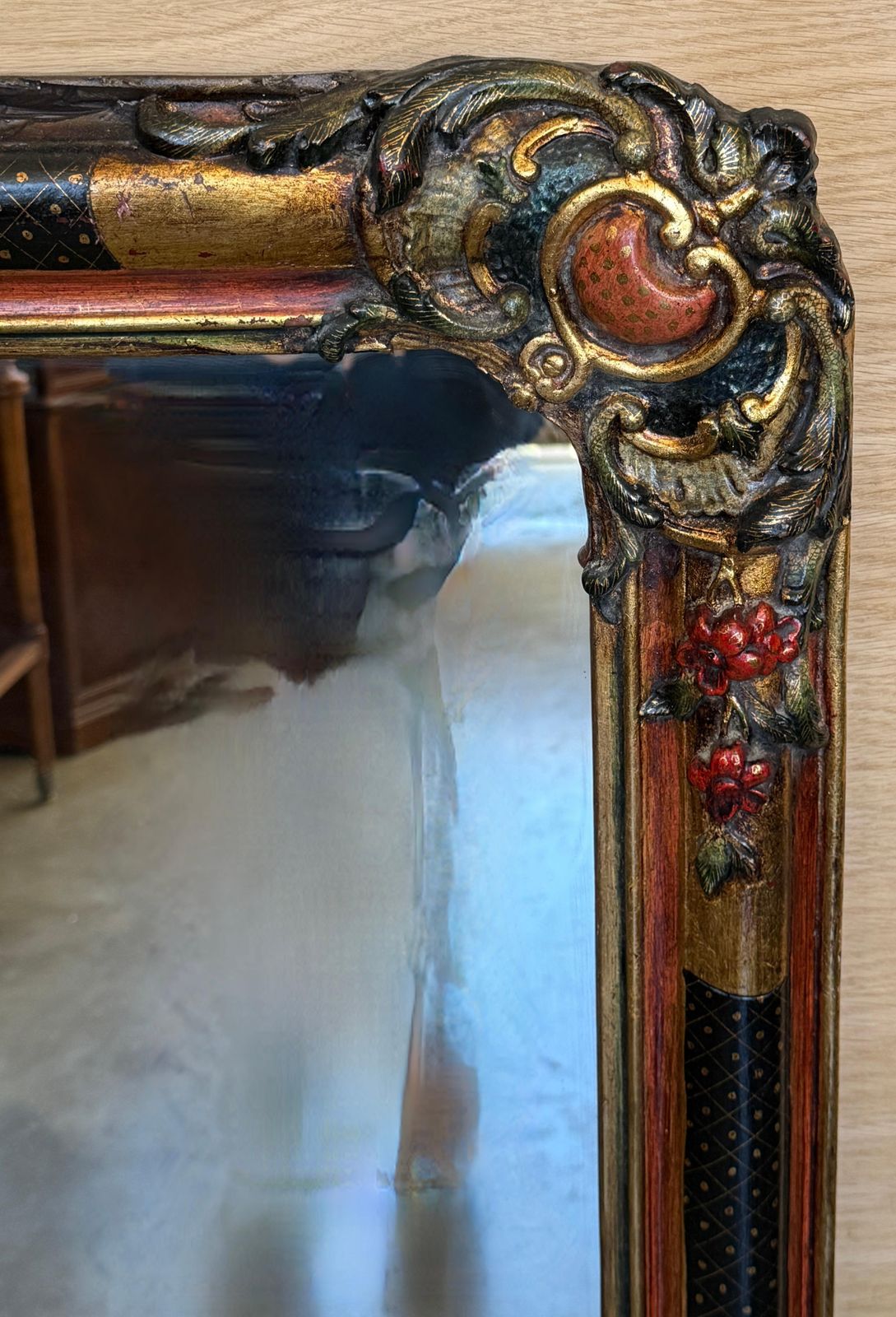 Miroir mural ornemental, cadre en bois sculpté à la main avec touches dorées photo for sale