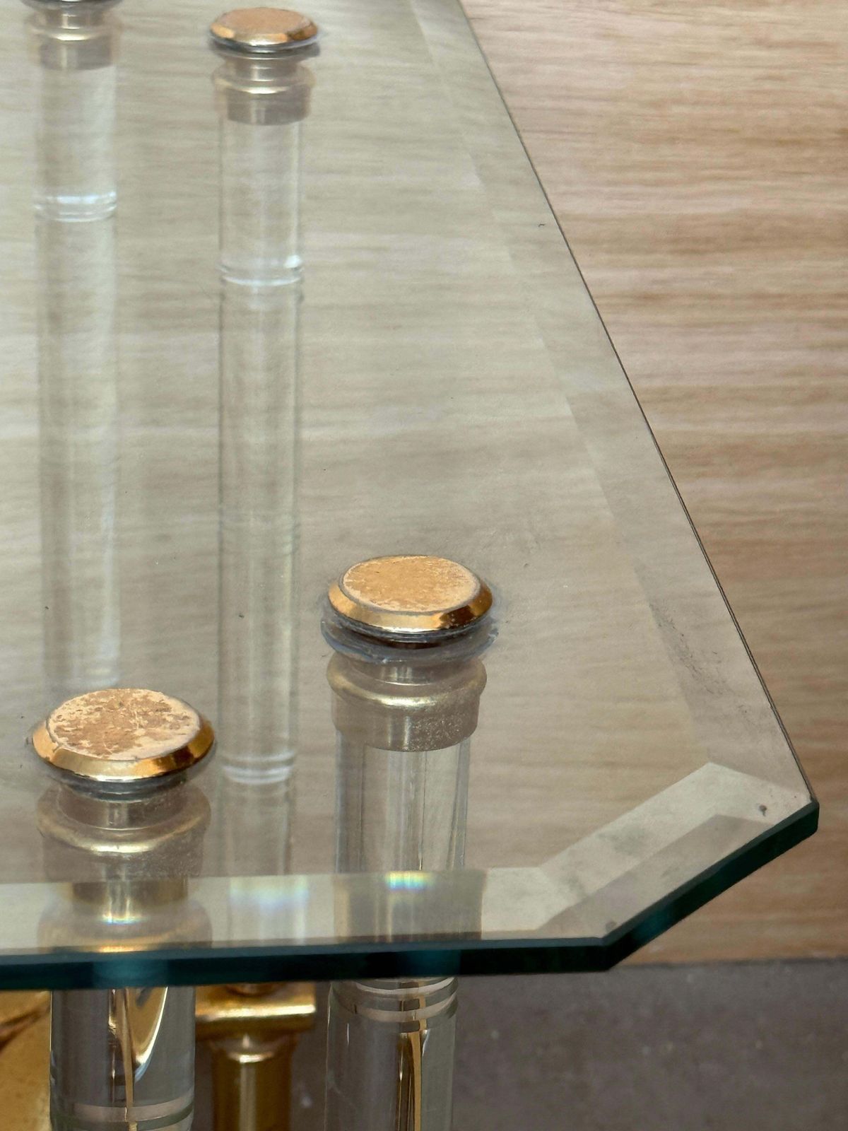 Table basse rectangulaire en verre et lucite, structure en métal doré, deux niveaux photo buy