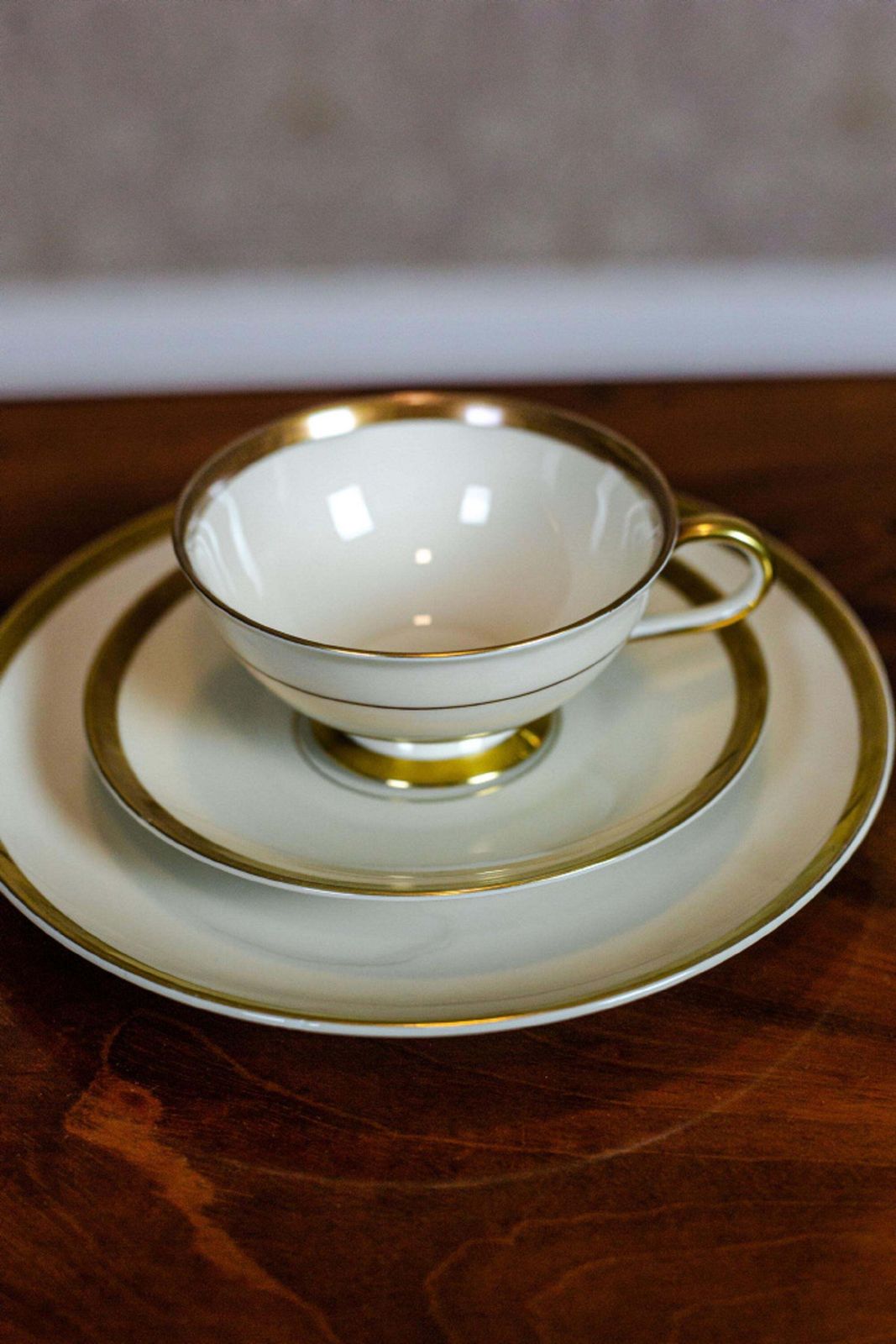 Elegant Hutschenreuther Selb Bavaria Porcelain Tea Cup Set, Mid 20th Century photo for sale