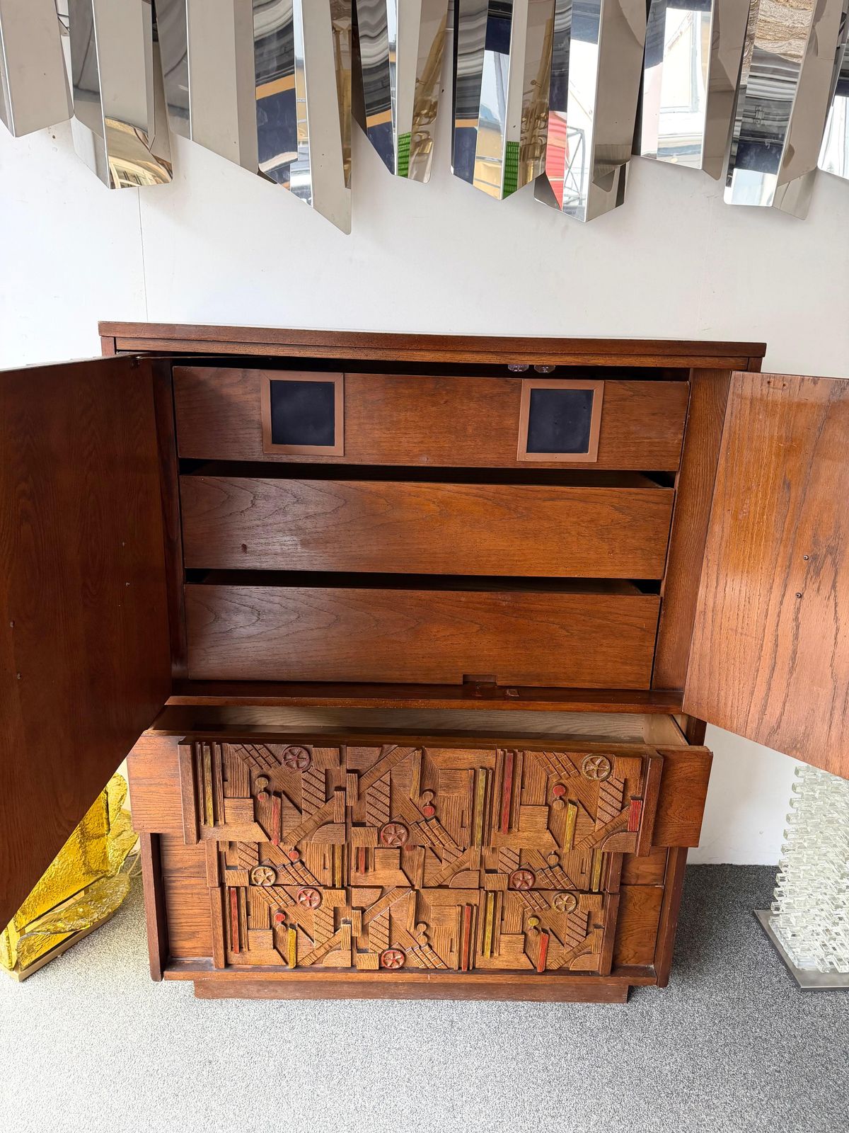 photo vinterior Mid Century Modern Brutalist Wood Sculpture Cabinet By Lane. USA, 1970s