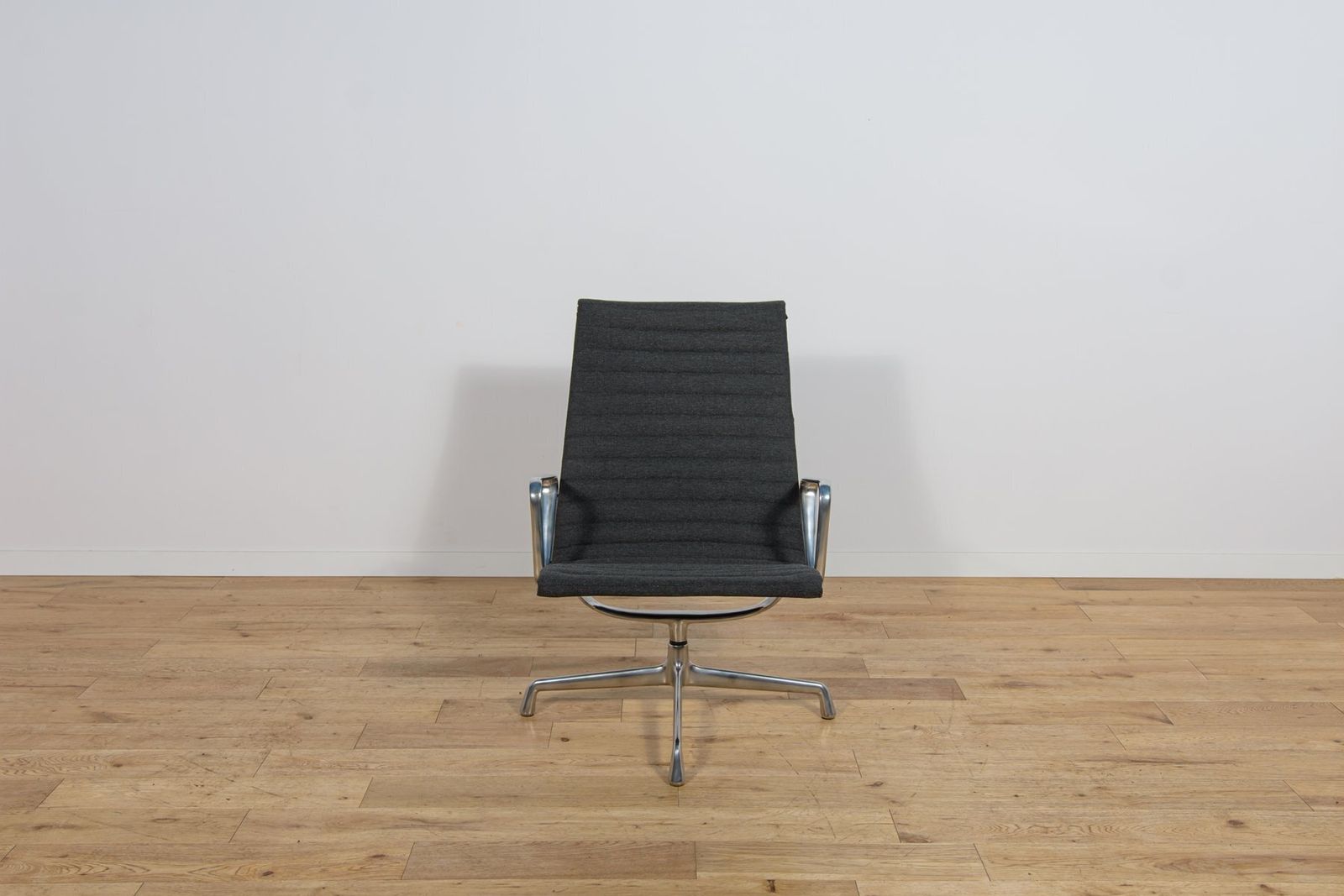 Ea124 Lounge Chair By Charles & Ray Eames For Herman Miller, United States, 1980s photo for sale