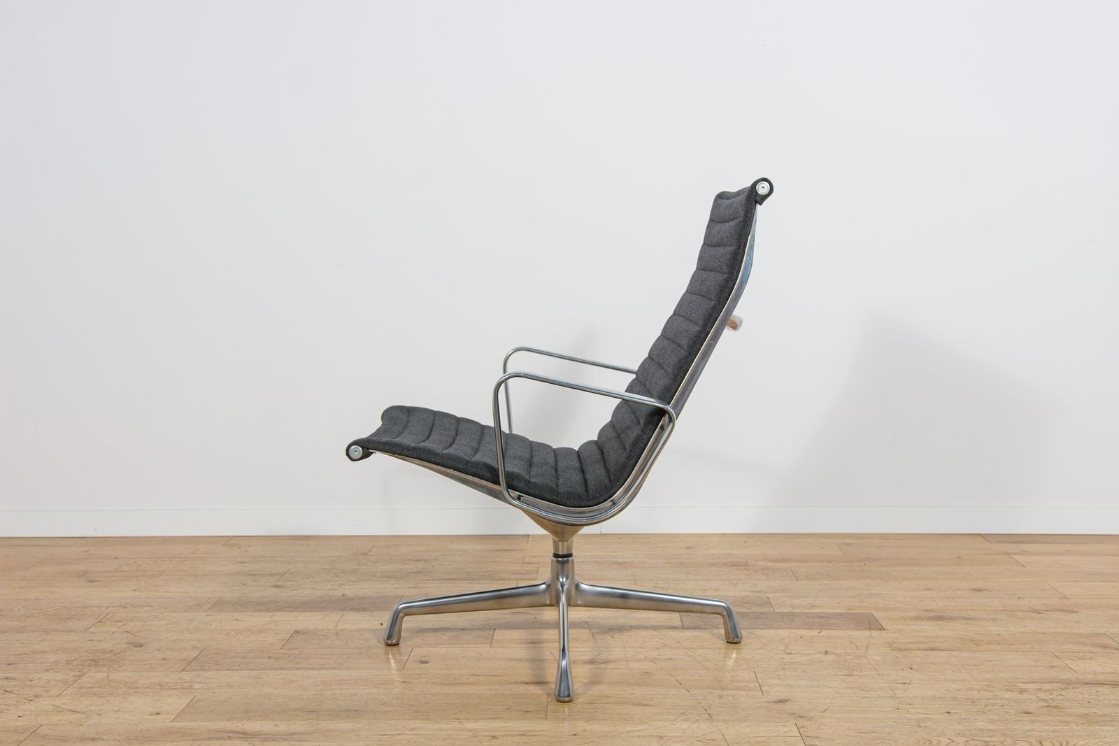 Ea124 Lounge Chair By Charles & Ray Eames For Herman Miller, United States, 1980s photo Furniture