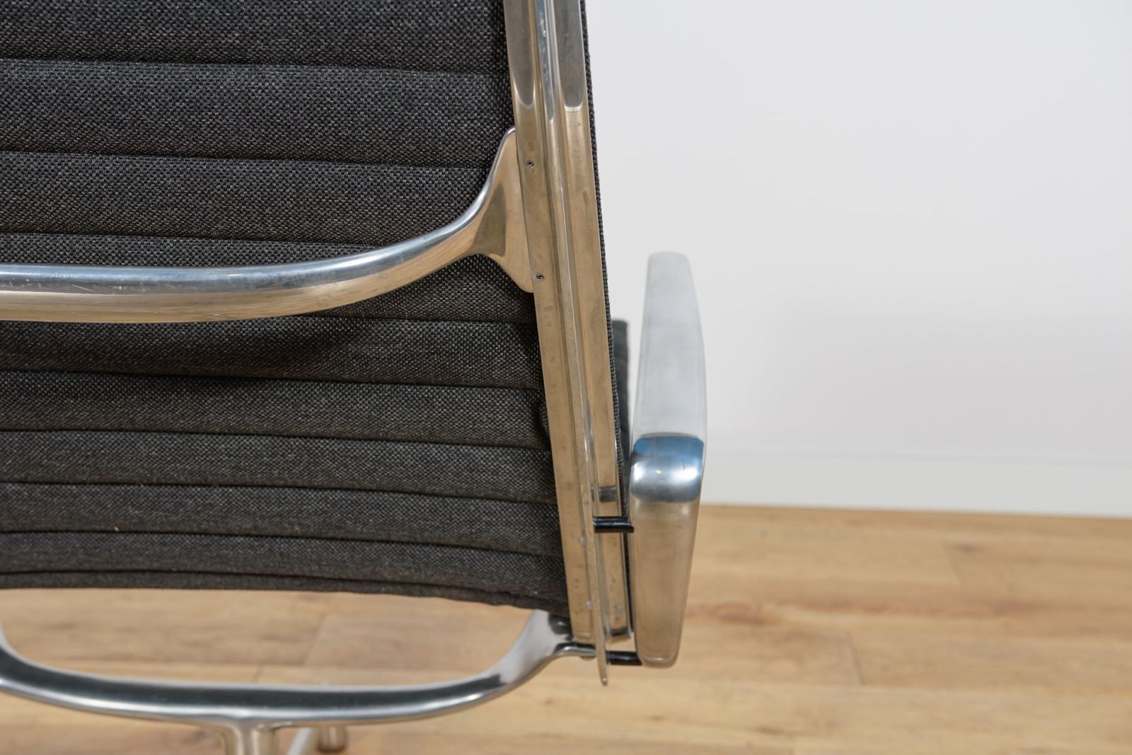photo vinterior Ea124 Lounge Chair By Charles & Ray Eames For Herman Miller, United States, 1980s
