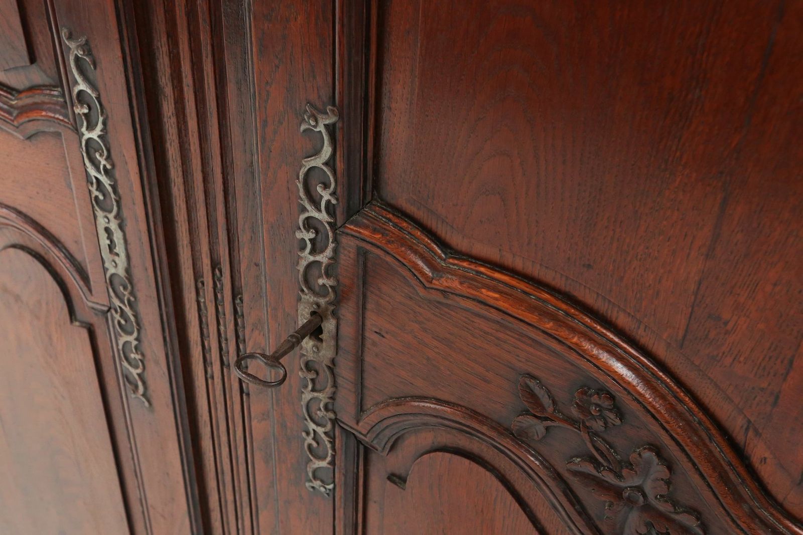 photo vinterior Large French Louis XVI Carved Bridal Wardrobe, 1850s