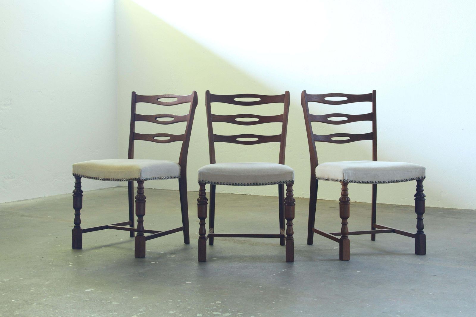 photo vinterior Set Of Six Brutalist Dark Oak Chairs In Light Upholstery, Denmark 1960s