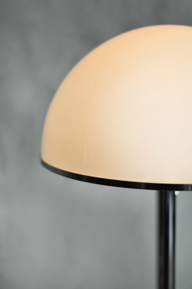 photo vintage Vintage Zweedse chromen vloerlamp met wit acryl van Nybro Armaturfabrik, jaren 1970