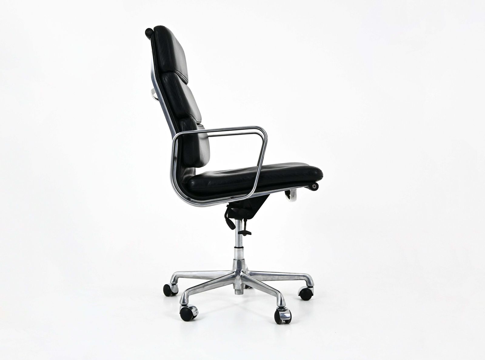 Ea 216 Soft Pad Desk Chair By Charles & Ray Eames For Icf, 1970s photo vinterior