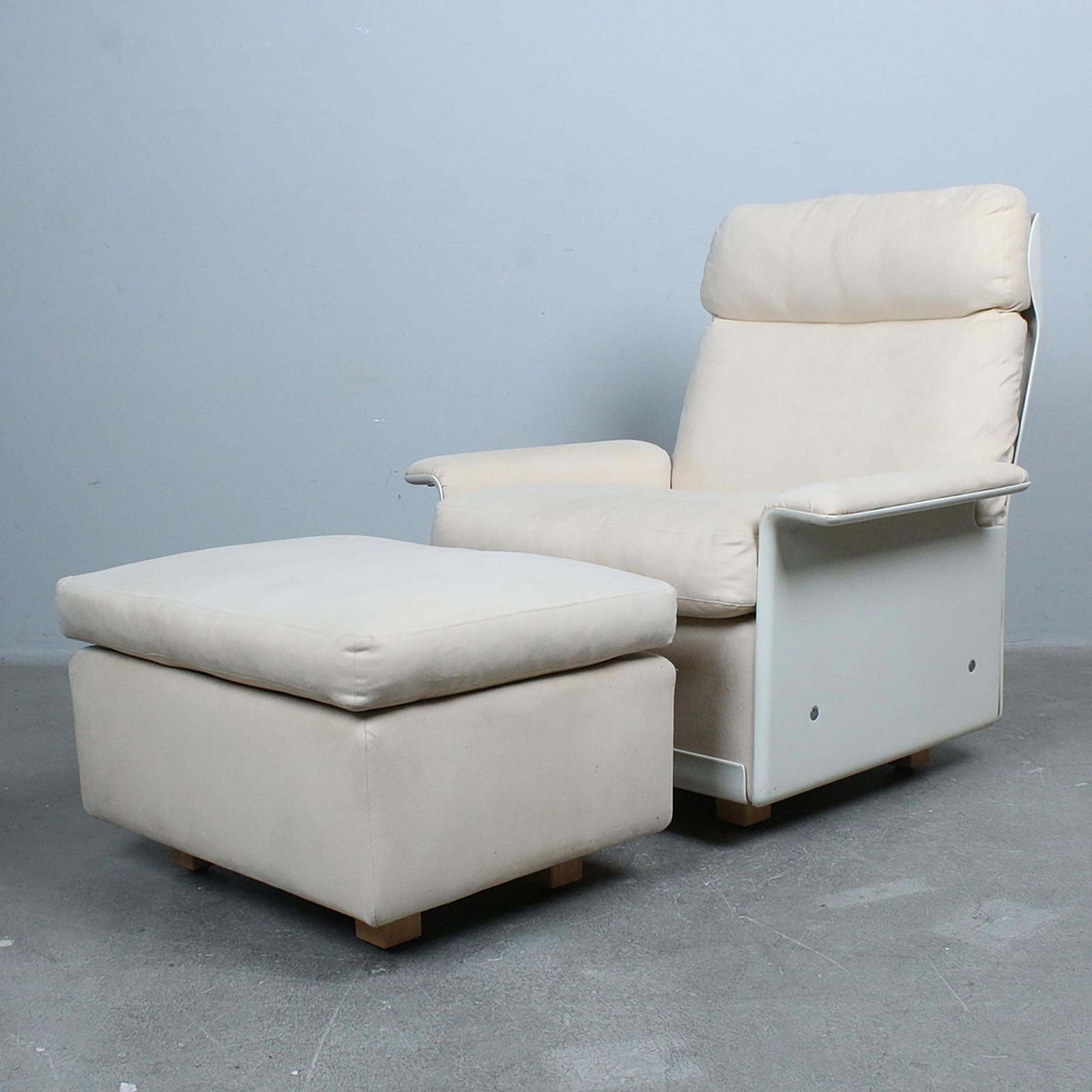Hight Back Swivel Easy Chairs 620 With Ottoman By Dieter Rams For Vitsoe photo for sale