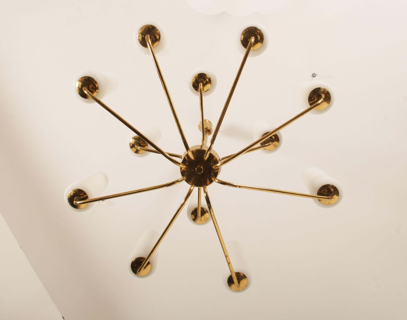 Grote zeldzame mid-century messing en opaalglaze hanglamp van Rupert Nikoll photo vinterior