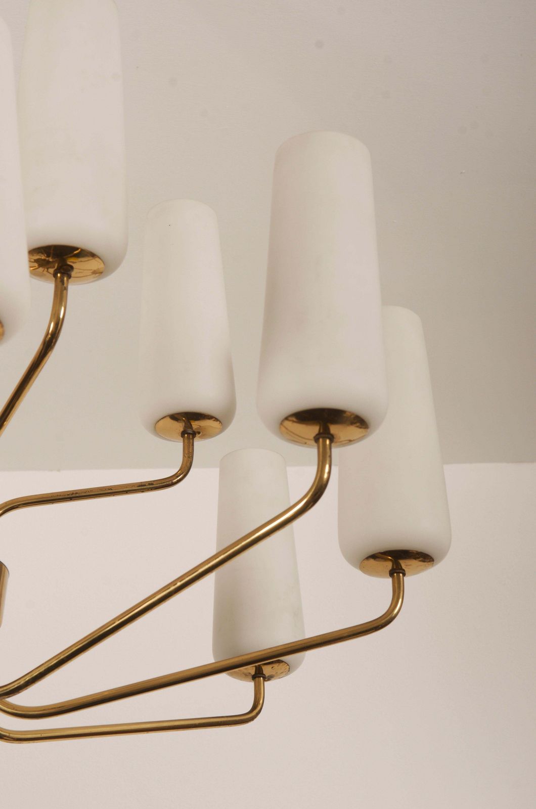 Grote zeldzame mid-century messing en opaalglaze hanglamp van Rupert Nikoll photo vintage