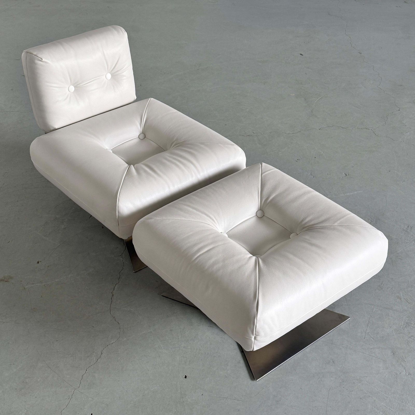 Oscar Niemeyer ‘Alta’ Lounge Chair & Ottoman photo Furniture