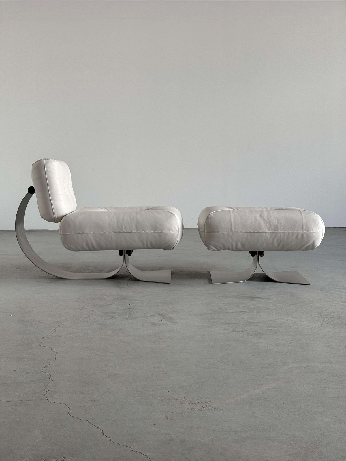 Oscar Niemeyer ‘Alta’ Lounge Chair & Ottoman photo 20683.0