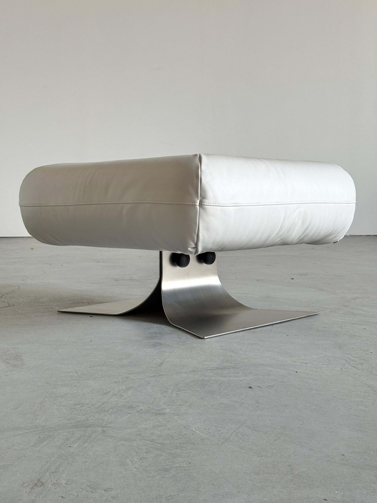 Oscar Niemeyer ‘Alta’ Lounge Chair & Ottoman photo vinterior