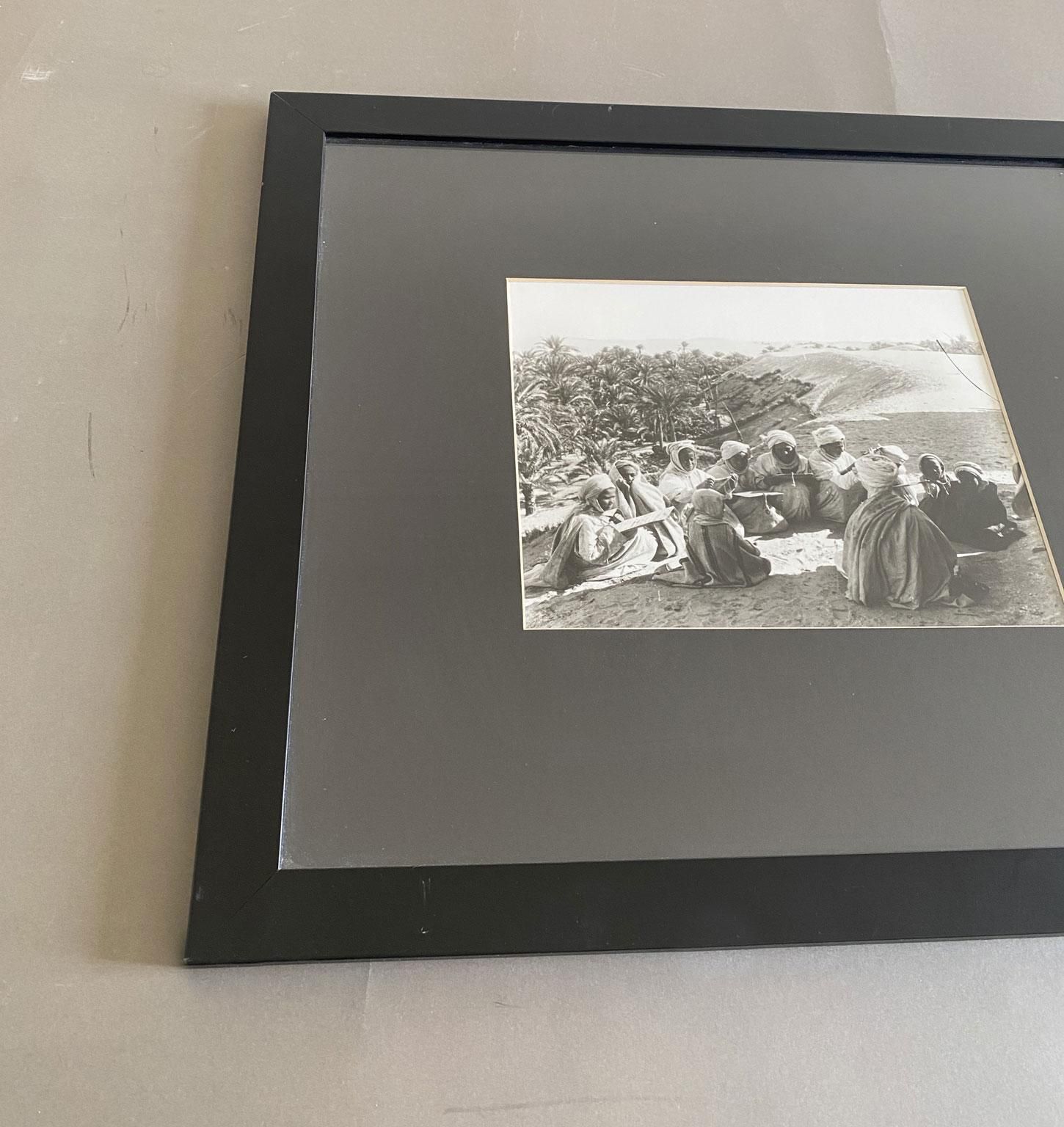 photo furniture Egypte 1950, zwart-witfoto's van de Saharawoestijn in hedendaagse lijst