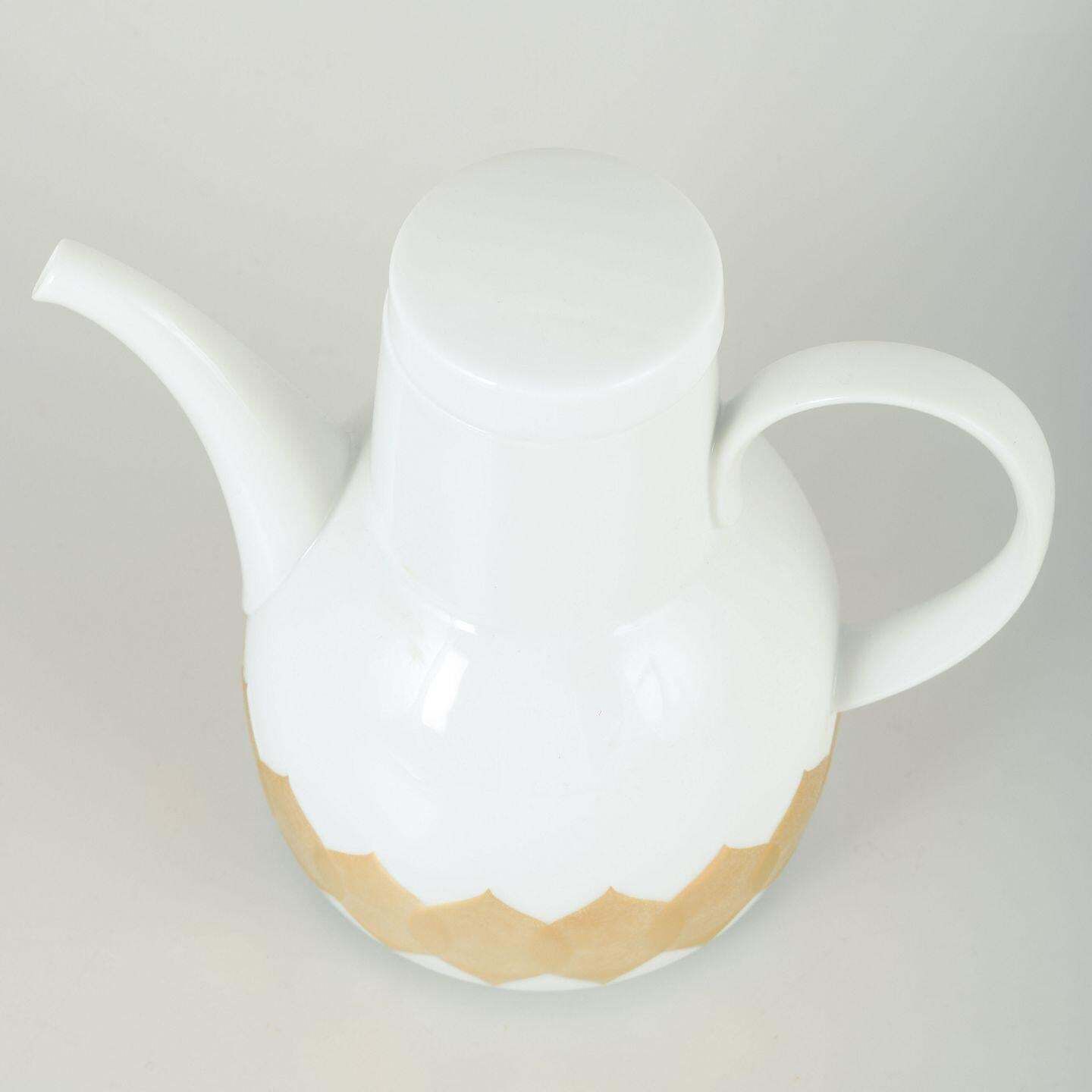 Rosenthal Studio Line. Cafetière en porcelaine à glaçure blanche et décor doré. photo furniture