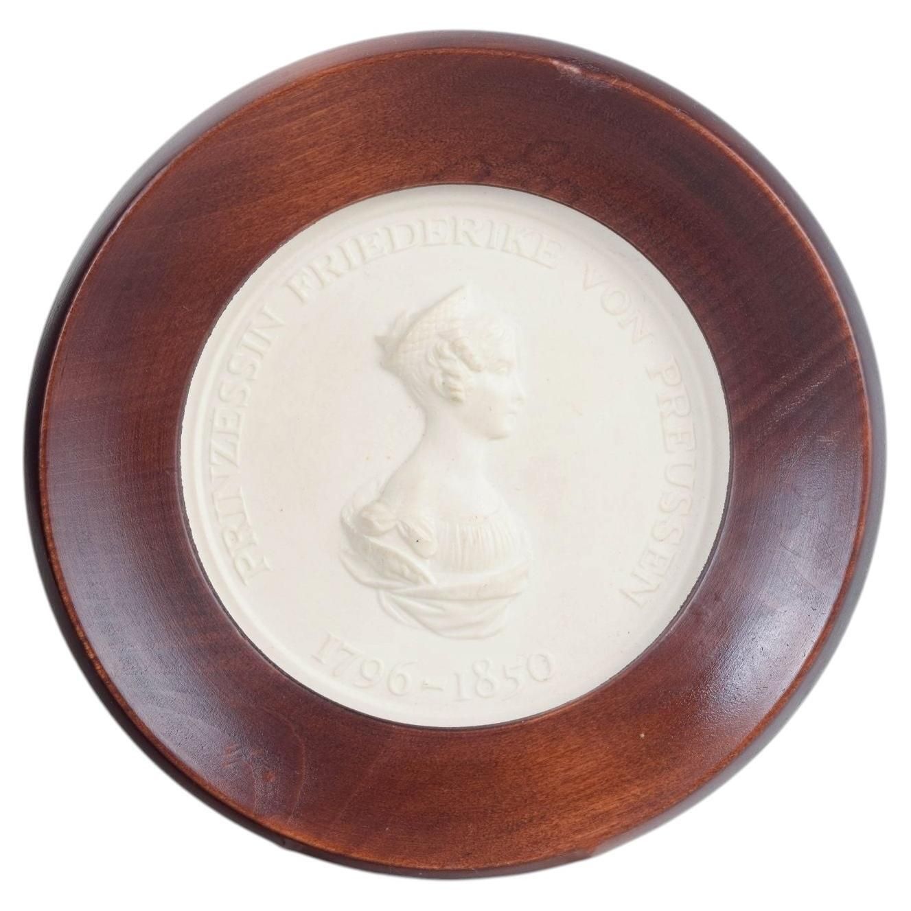 Meissen, plaque circulaire en relief en biscuit, portrait féminin de profil, années 1970