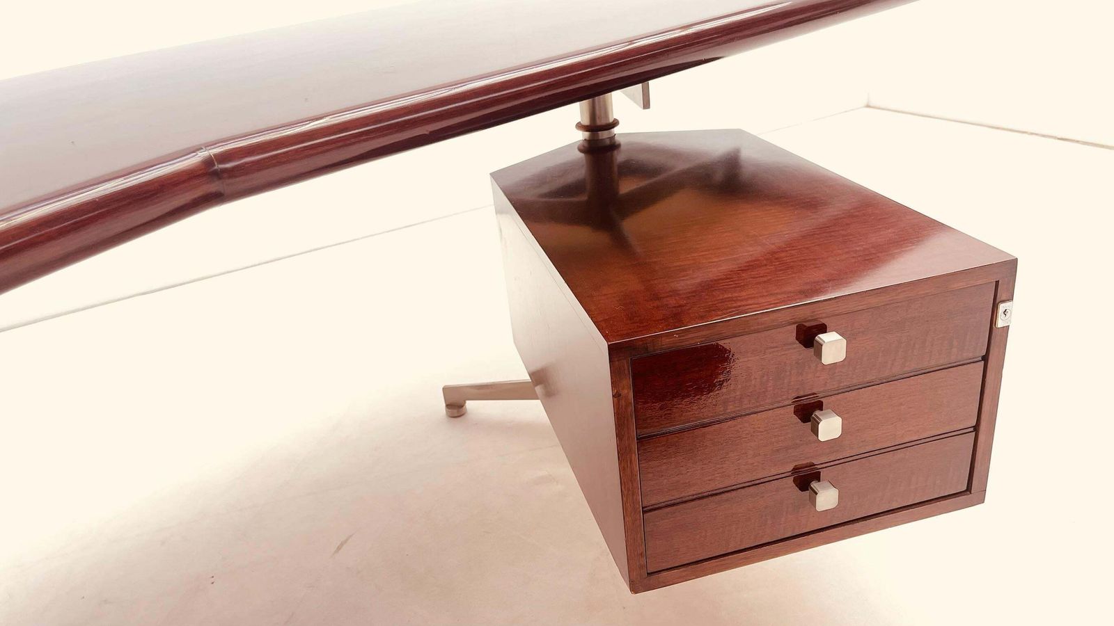 Rare Version Of The 'T96' Boomerang Desk By Osvaldo Borsani photo vinterior
