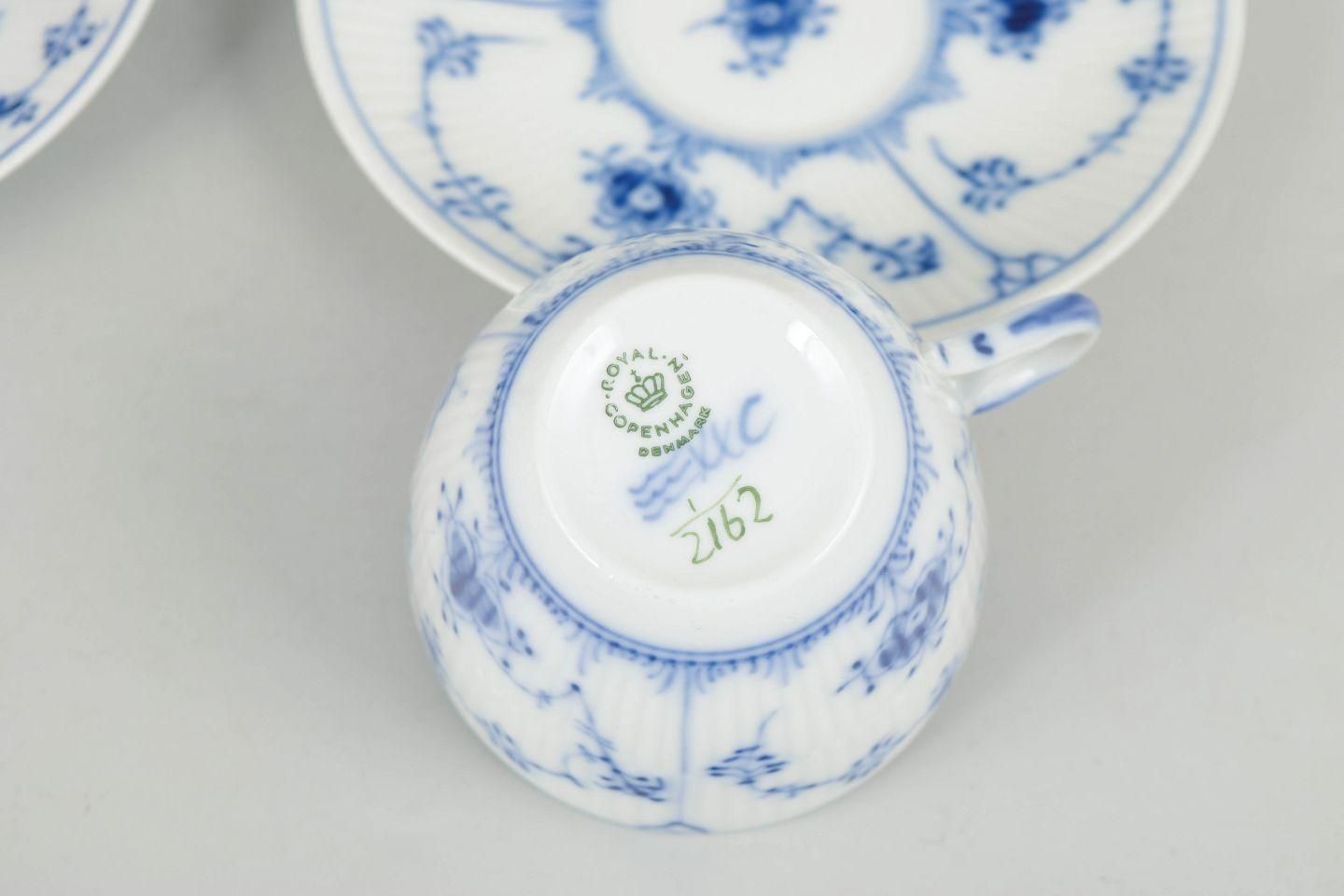 Royal Copenhagen, Blue Fluted Plain. Deux tasses à café avec soucoupes en porcelaine. photo Décoration