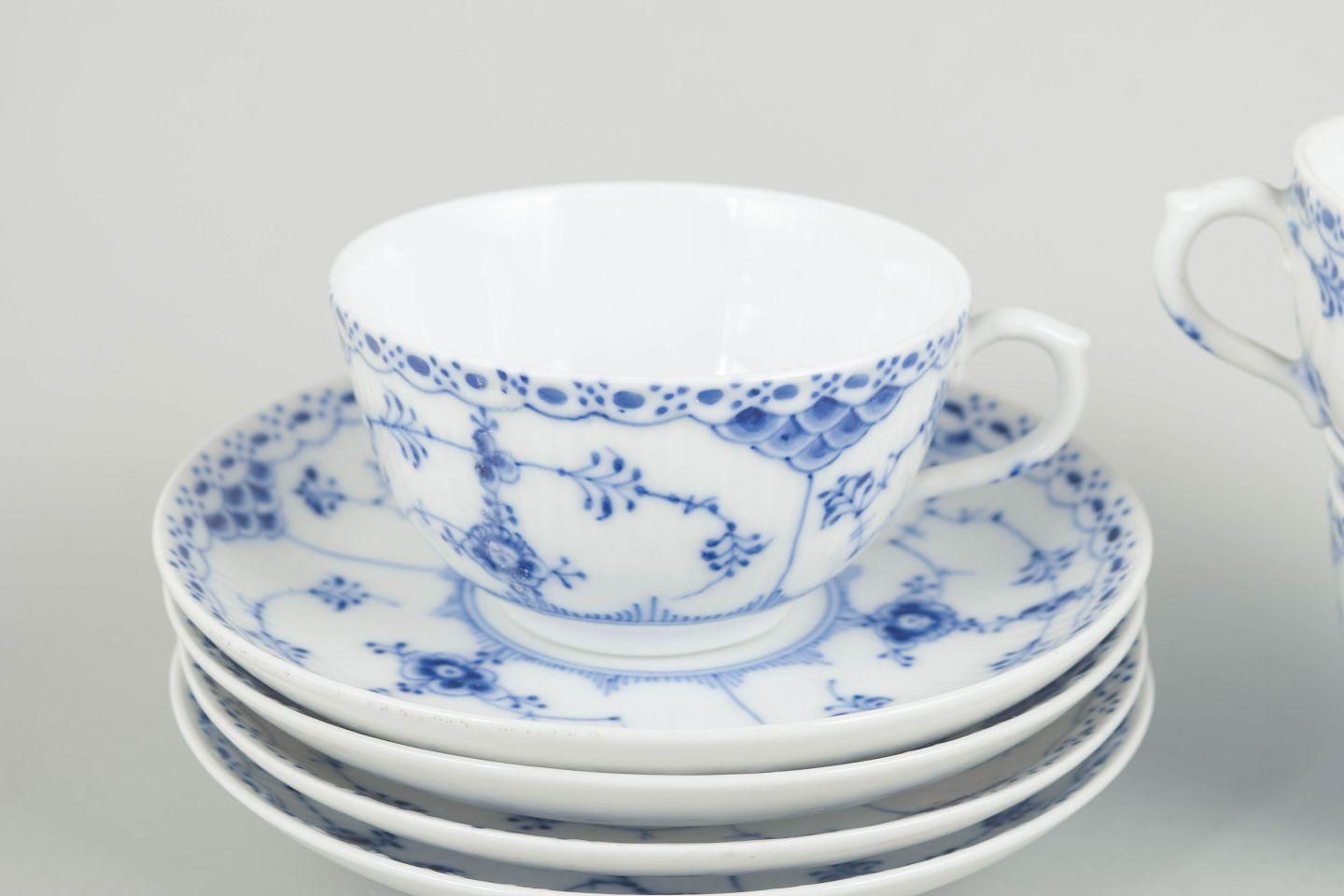 Royal Copenhagen, Blue Fluted Half Lace. Service de quatre tasses à café avec soucoupes. photo for sale