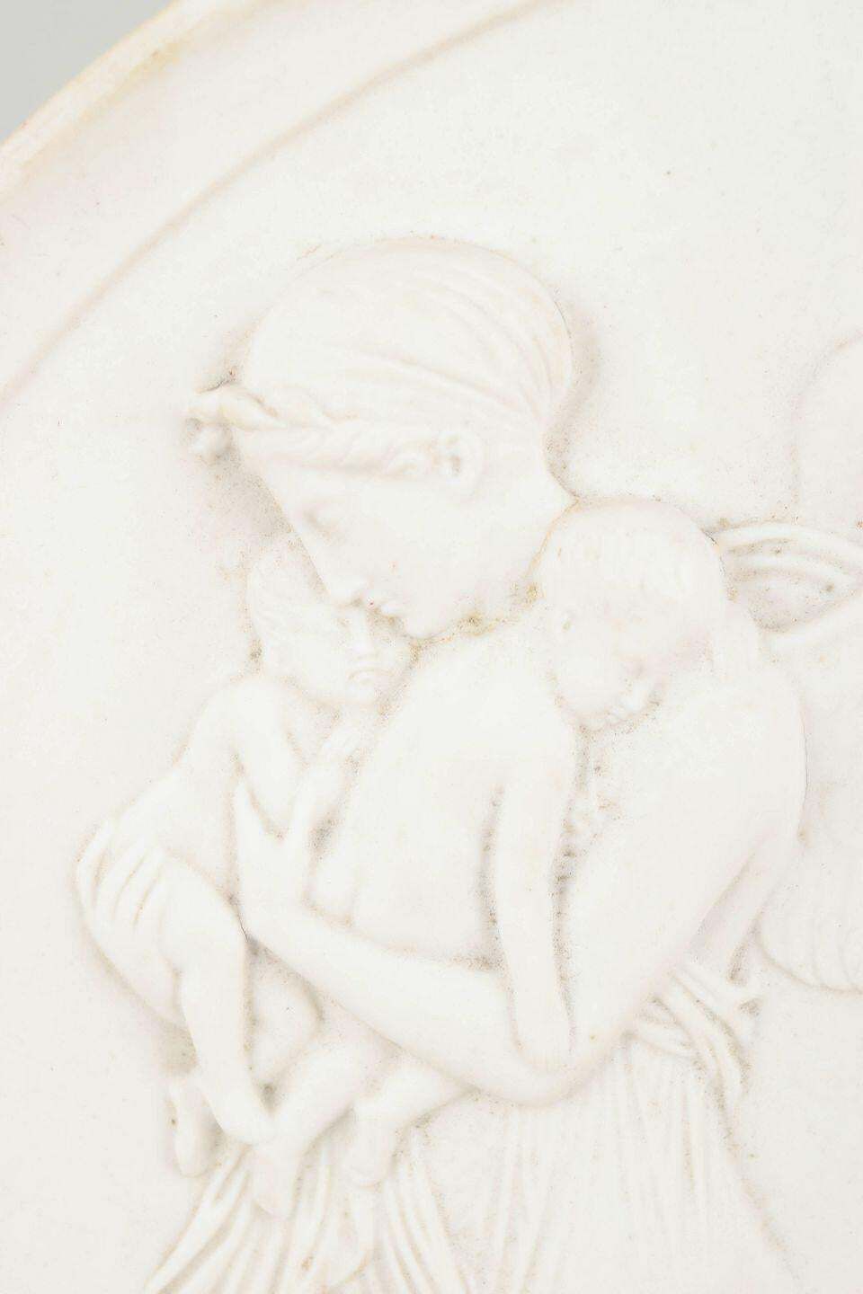 Royal Copenhagen. Ronde wandplaquette in biscuitporselein, naar B. Thorvaldsen, jaren 1870. photo furniture