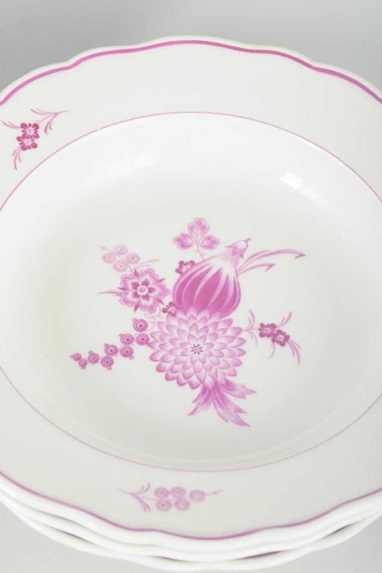 Meissen, Duitsland. Vier Diepe Porseleinen Borden Met Bloemenmotieven In Paars/Roze photo furniture