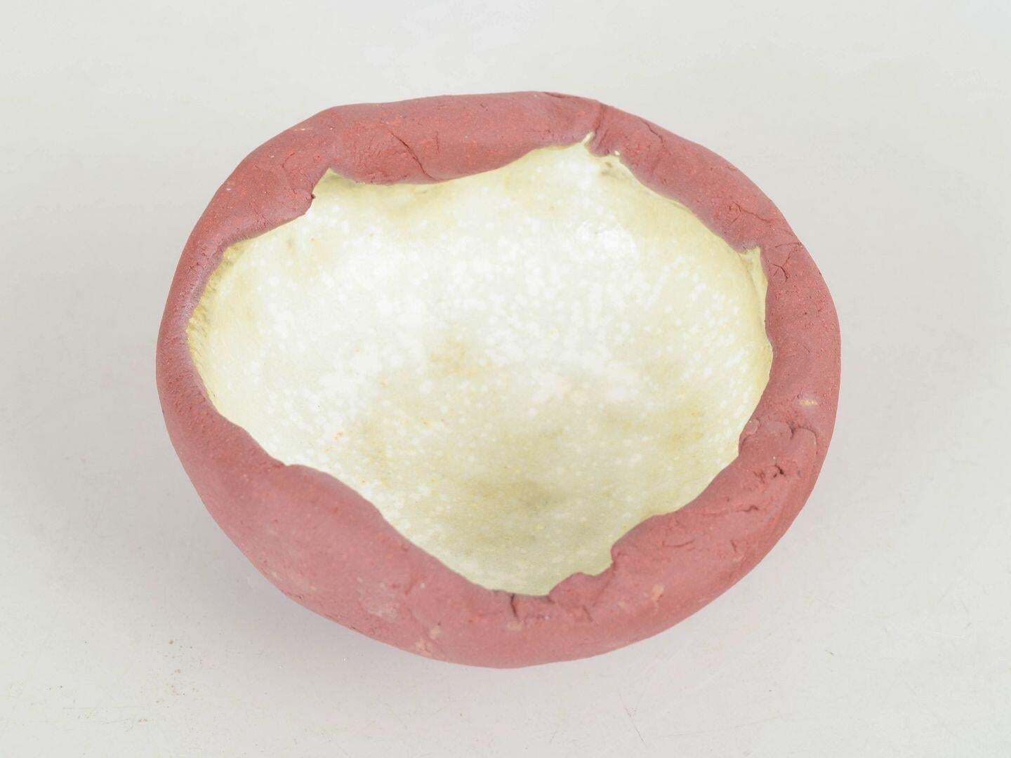 Christina Muff, Hedendaags Deens Kunstenaar. Rode Steengoed Schaal op Voet. 2025 photo furniture