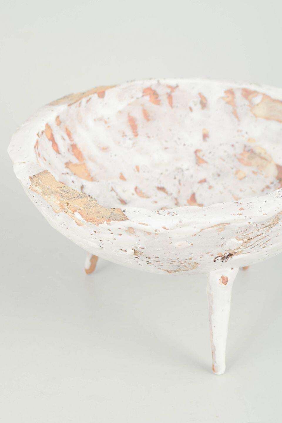 Christina Muff, Deens kunstenaar. Wit crèmekleurig stoneware schaal op drie puntige poten. photo for sale