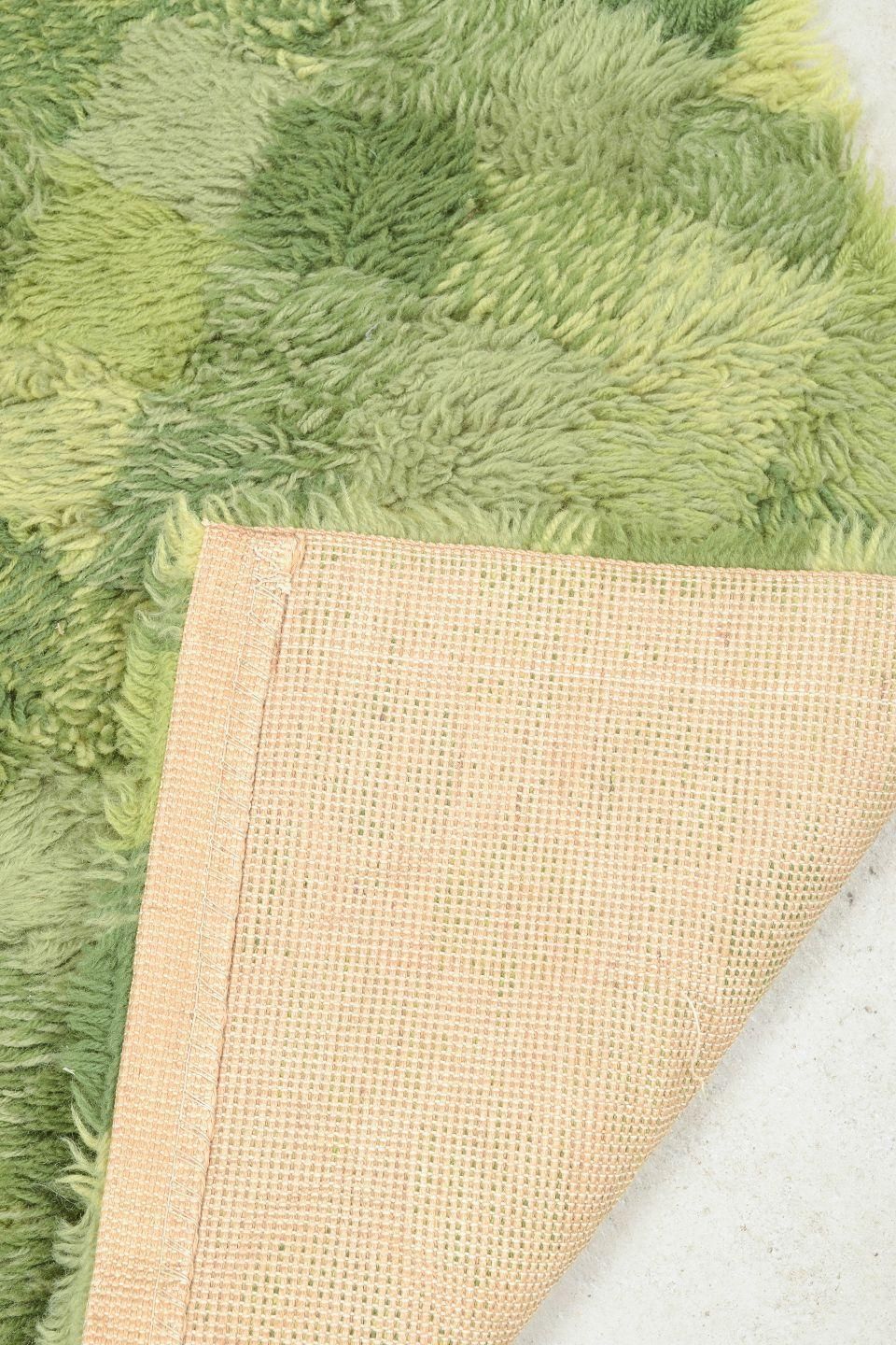 Tapis rya à motif à carreaux en camaïeu de vert, designer scandinave photo Textiles
