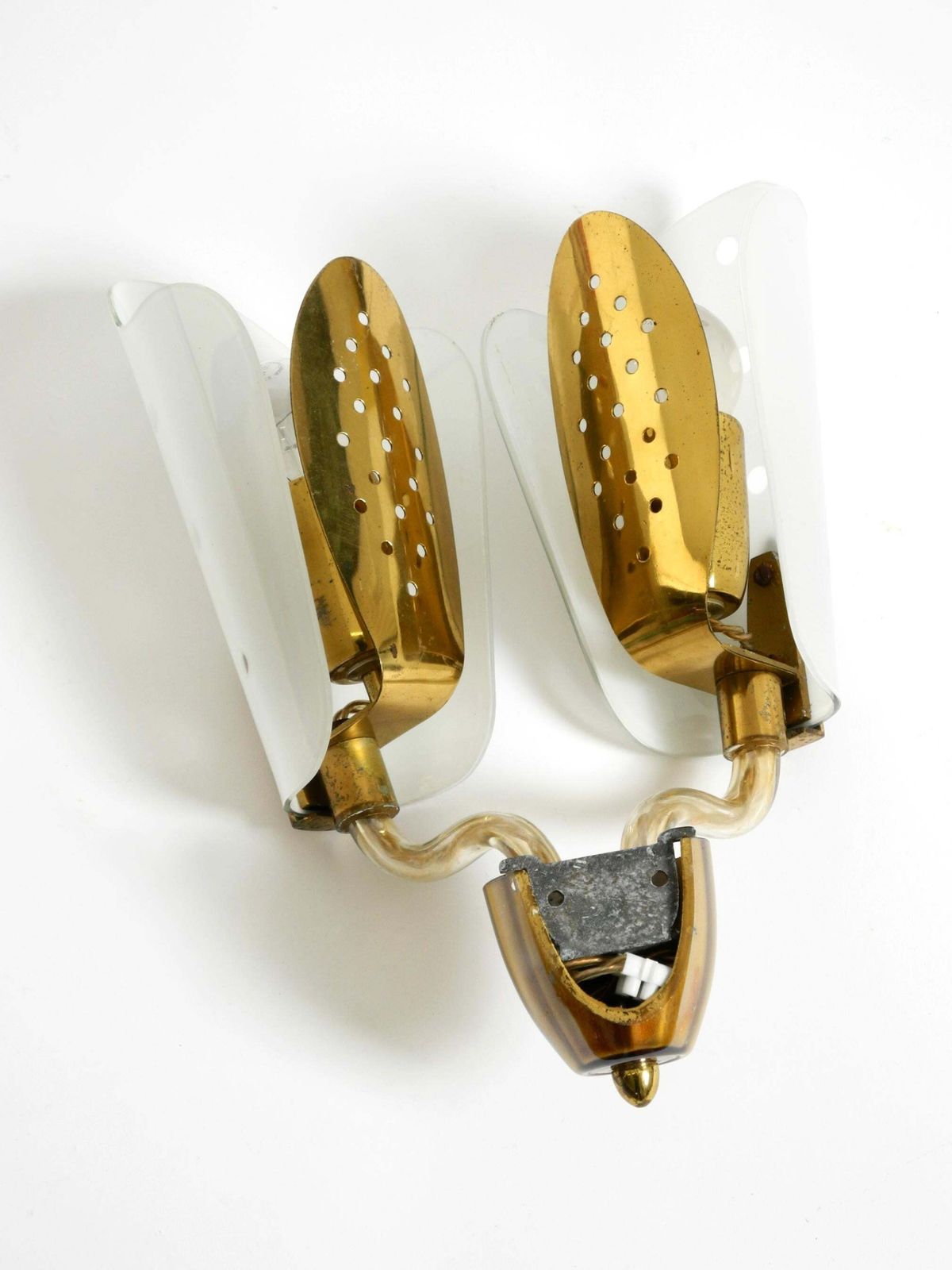 photo vintage Grote mid-century modern wandlamp van messing en glas