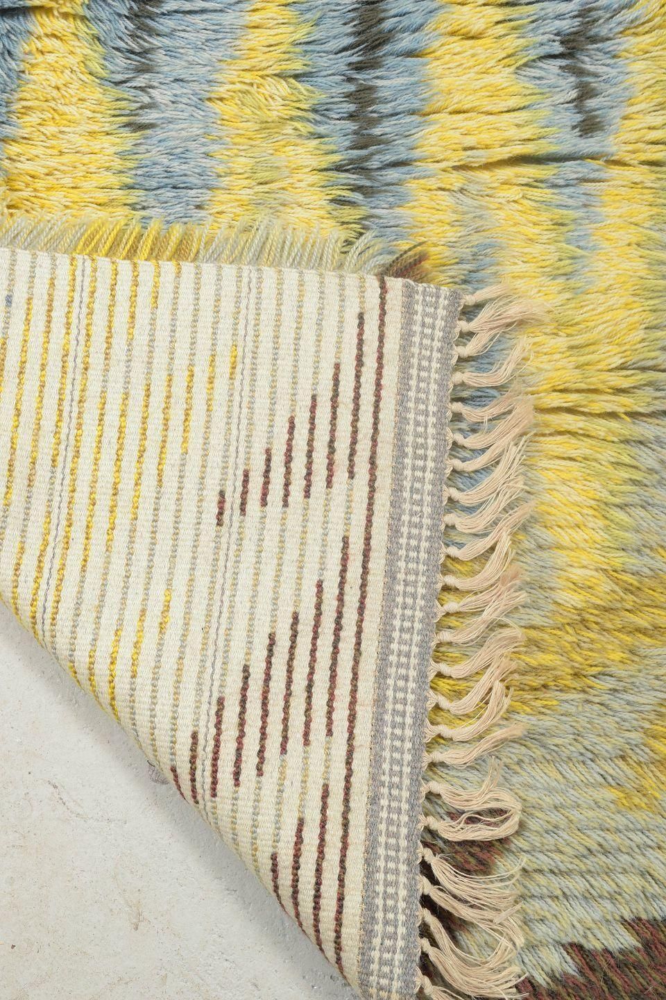 Scandinavisch ontwerp. Rya-tapijt in wol met zigzagpatroon. photo Textiel