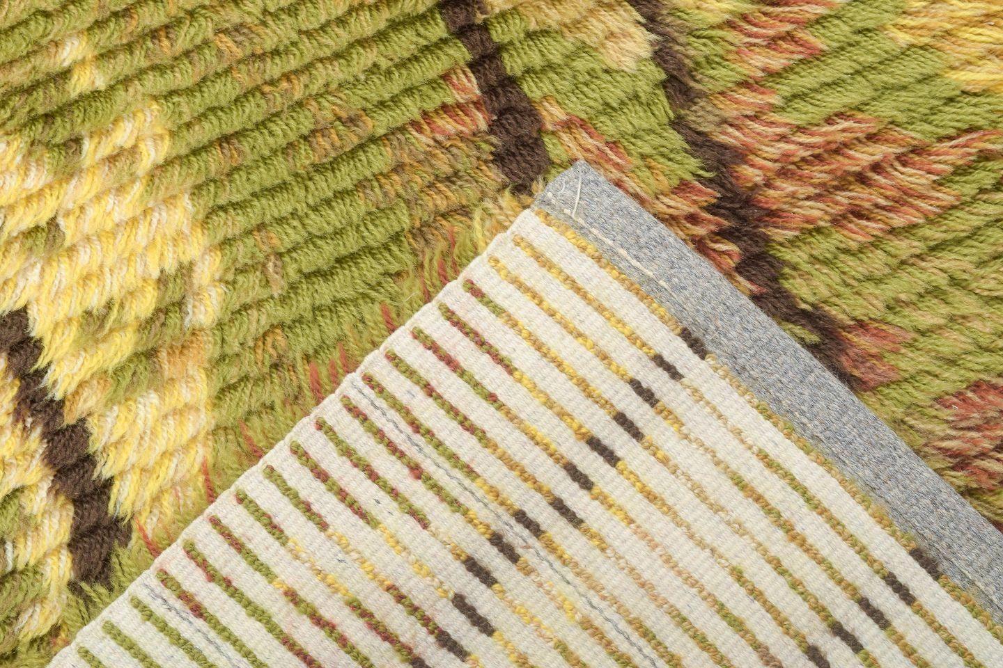 Scandinavisch design. Handgeknoopt rya-tapijt in zuivere wol met abstract patroon photo 244.0