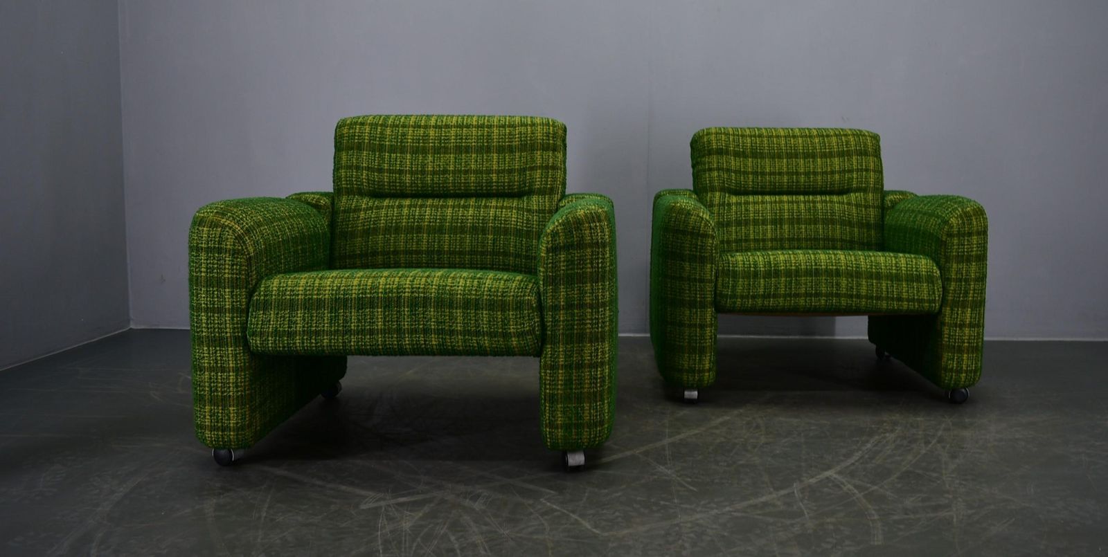 photo vintage 1970s , Pair Of Mid Century Modern Armchairs , Italy