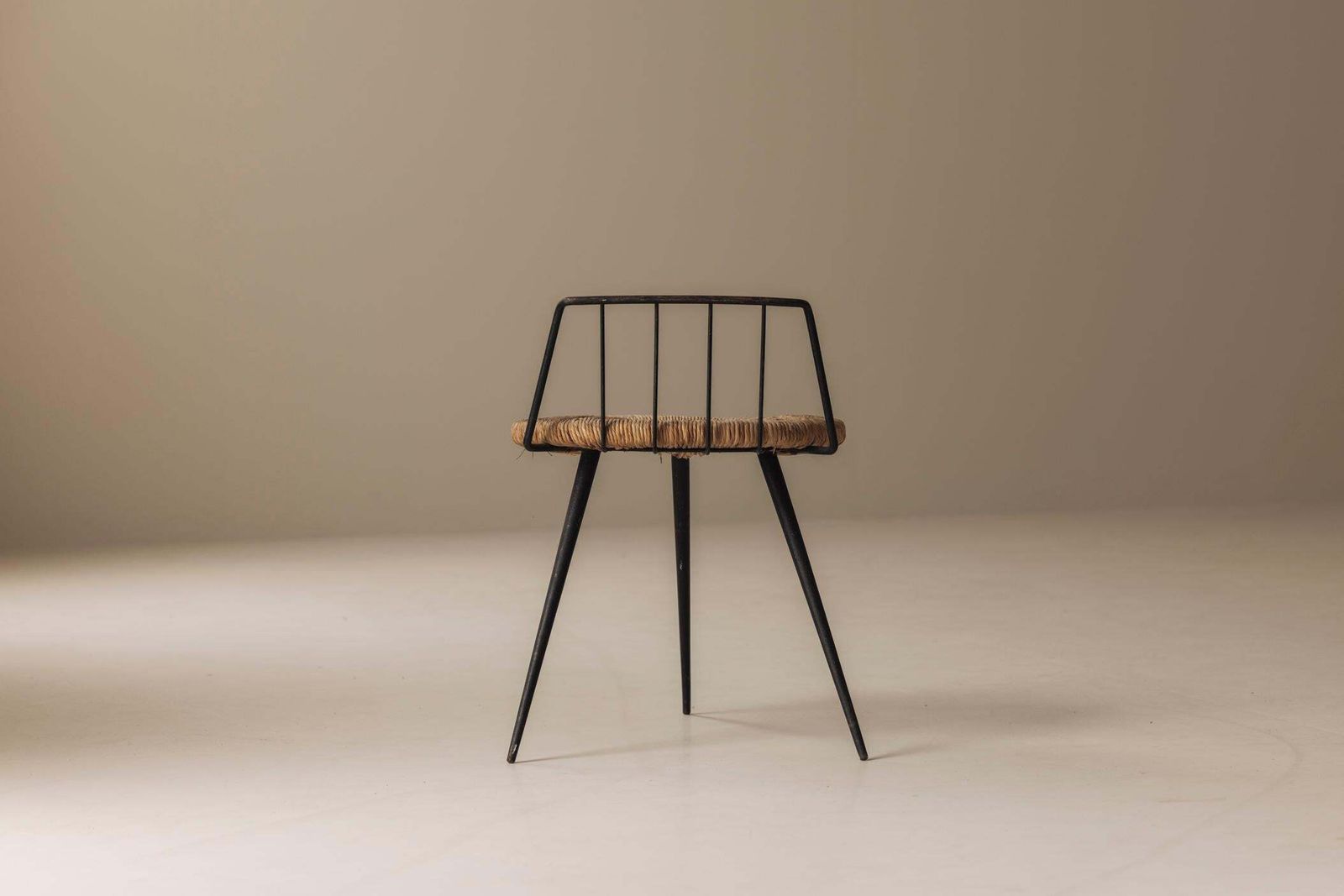 photo furniture Rare French Tripod Stool In Metal And Rush, Dating From The 1950s
