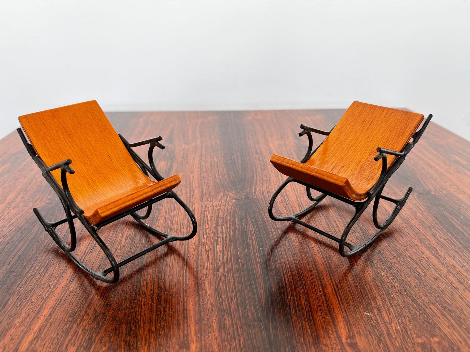 Mid-Century miniatuur decoratieve kleine schommel-fauteuils / Tsjecho-Slowakije, jaren 1960 photo 199.0