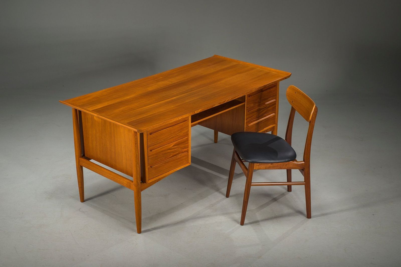 photo furniture Mid Century Danish Teak Executive Desk By Arne Vodder For H.P. Hansen, 1960s