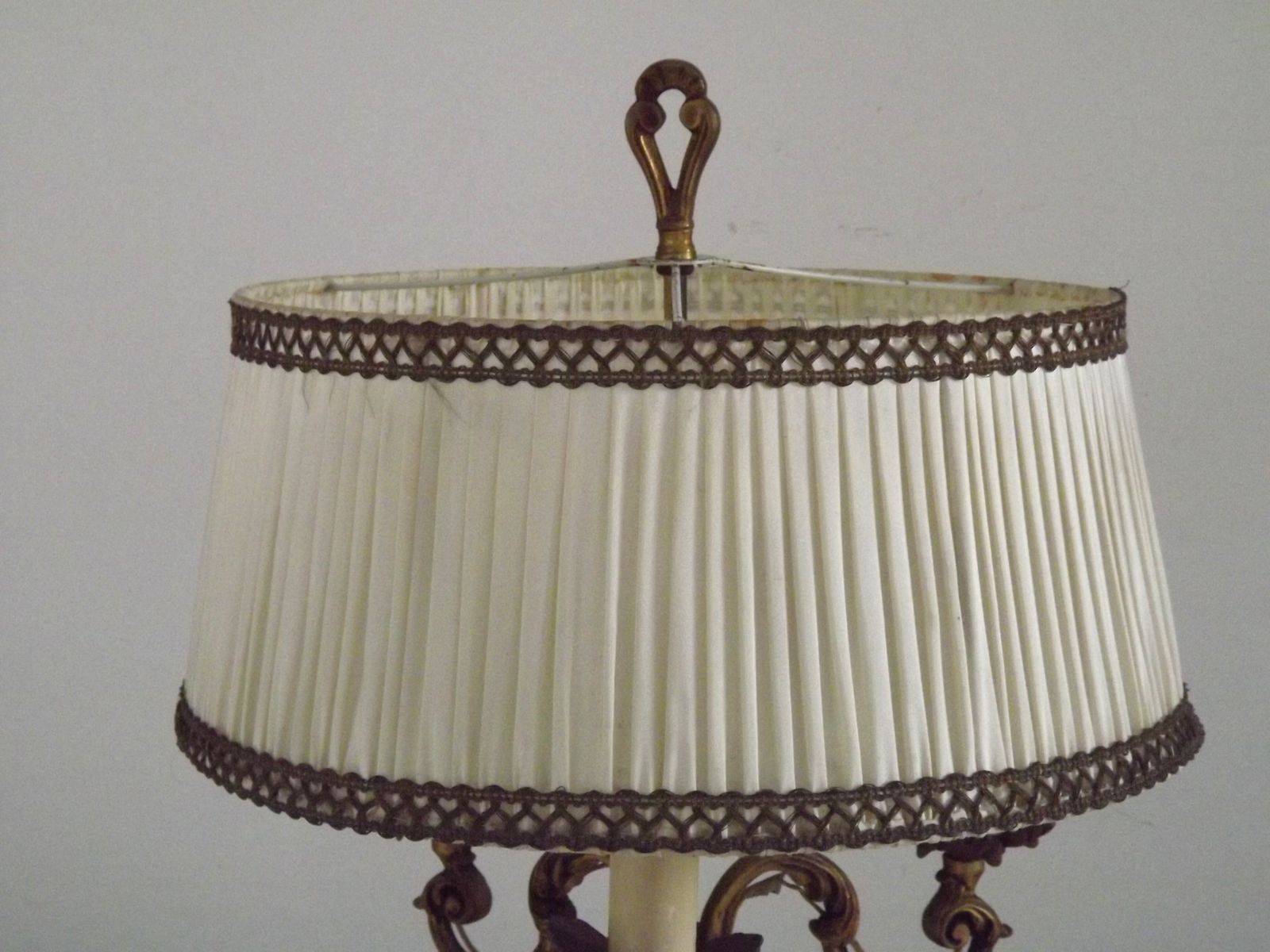 Bronzen Franse antieke drielichts kandelaber lamp met crème gevlochten geplooide kap photo buy