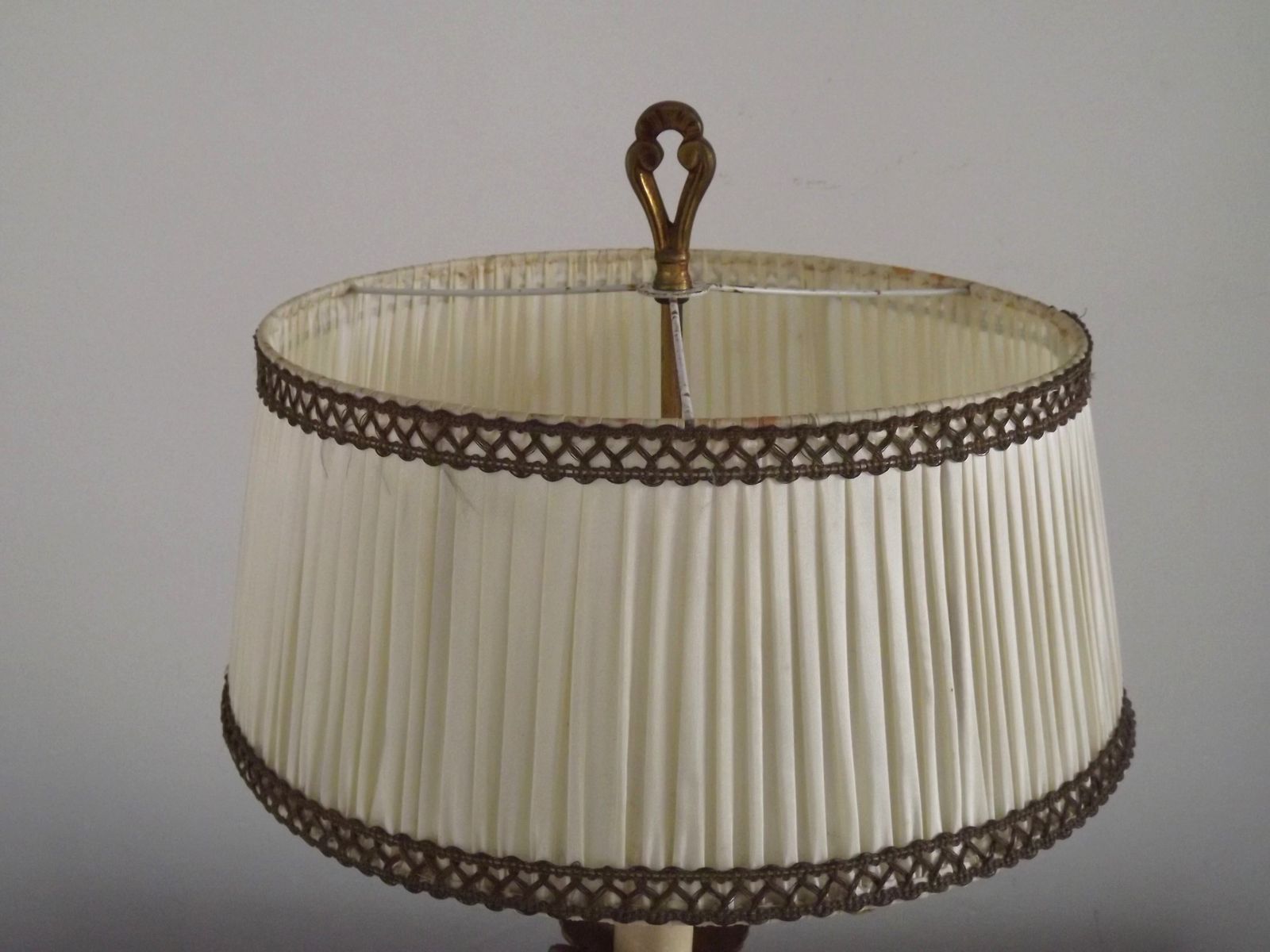 Bronzen Franse antieke drielichts kandelaber lamp met crème gevlochten geplooide kap photo vintage