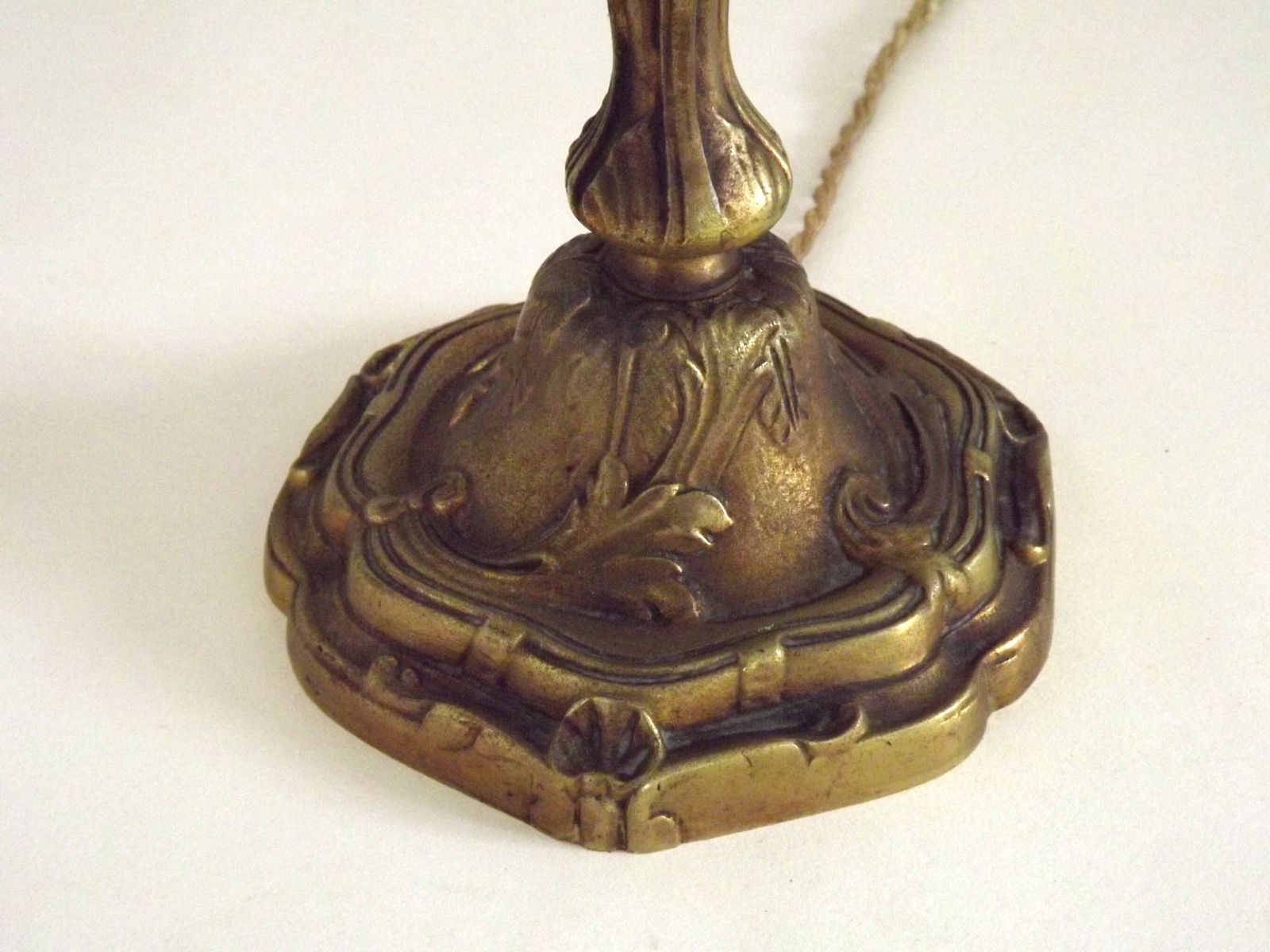 photo vinterior Bronzen Franse antieke drielichts kandelaber lamp met crème gevlochten geplooide kap