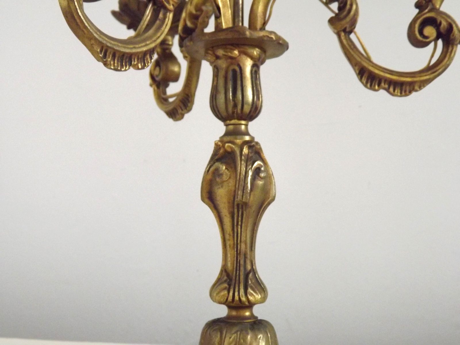 photo vintage Bronzen Franse antieke drielichts kandelaber lamp met crème gevlochten geplooide kap