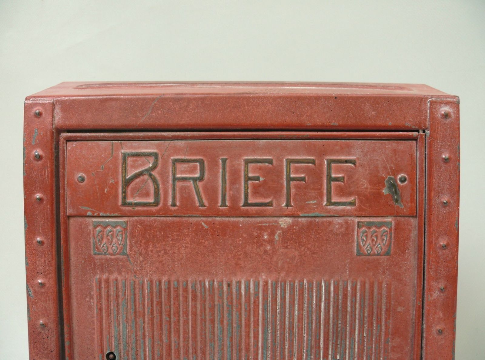 photo vintage Art Nouveau German Mailbox With Key In Painted Metal, 1890s