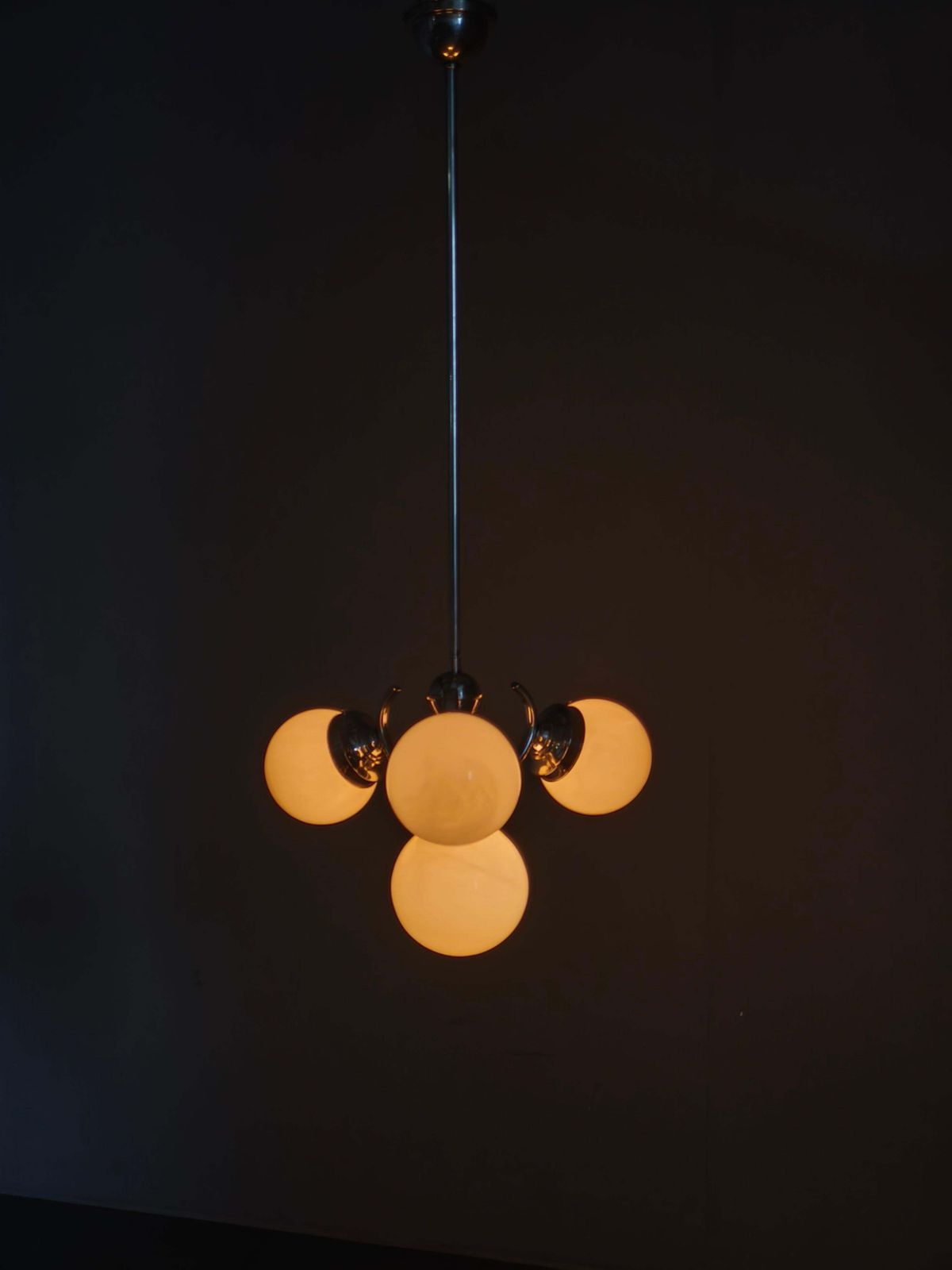 908.0 Bauhaus Globe Hanglamp Tsjecho-Slowakije jaren 1930 Chroom Pendant. photo