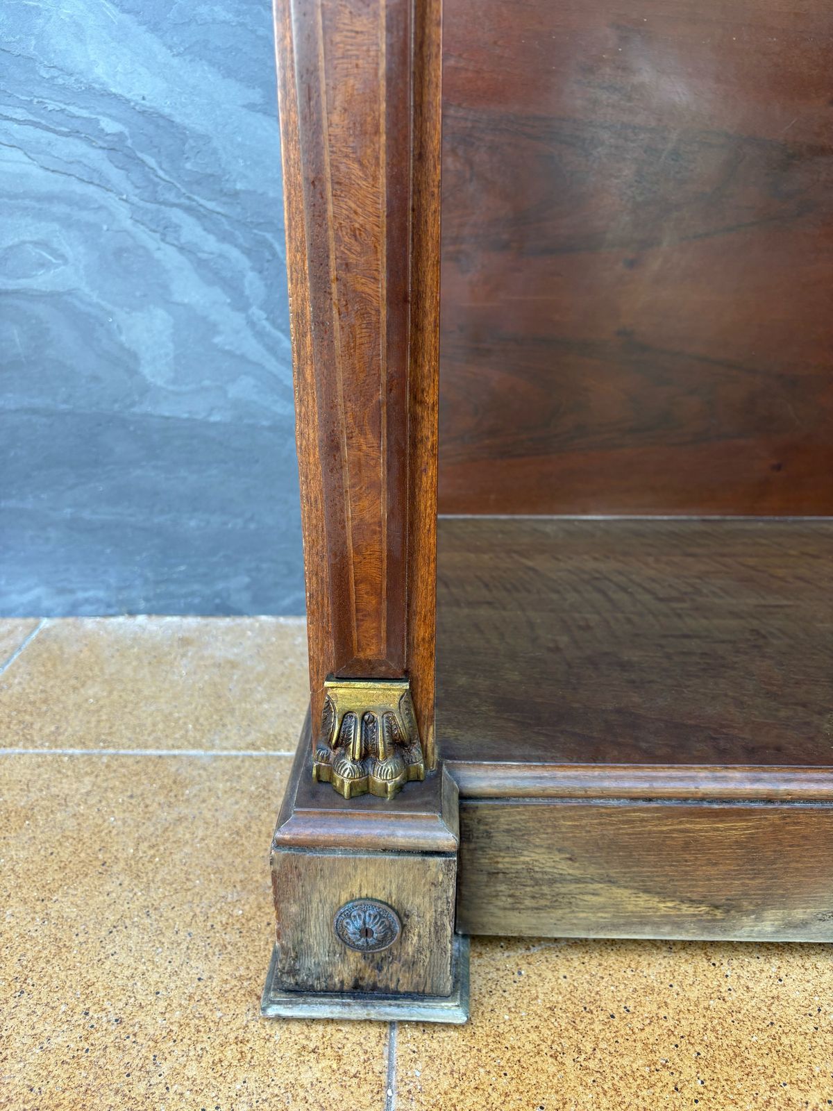 Meubels Elegante Empire-stijl console met wortelhoutfineer en bronzen details photo