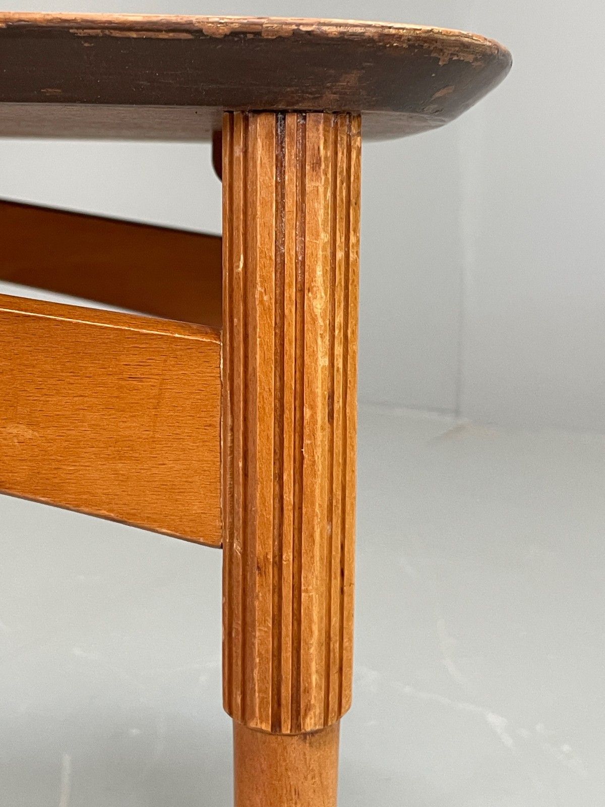 photo furniture Vintage 1940s Coffee Table Swedish Flamed Mahogany Carved Legs Eb11965