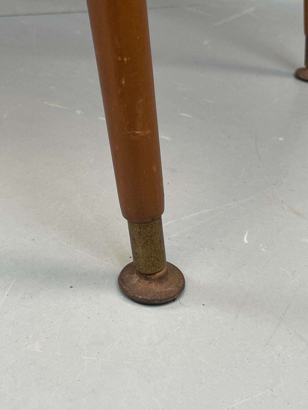 photo furniture Vintage 1960s Side Table Spindle Legs Mahogany Ply Top Mid Century Eb11880