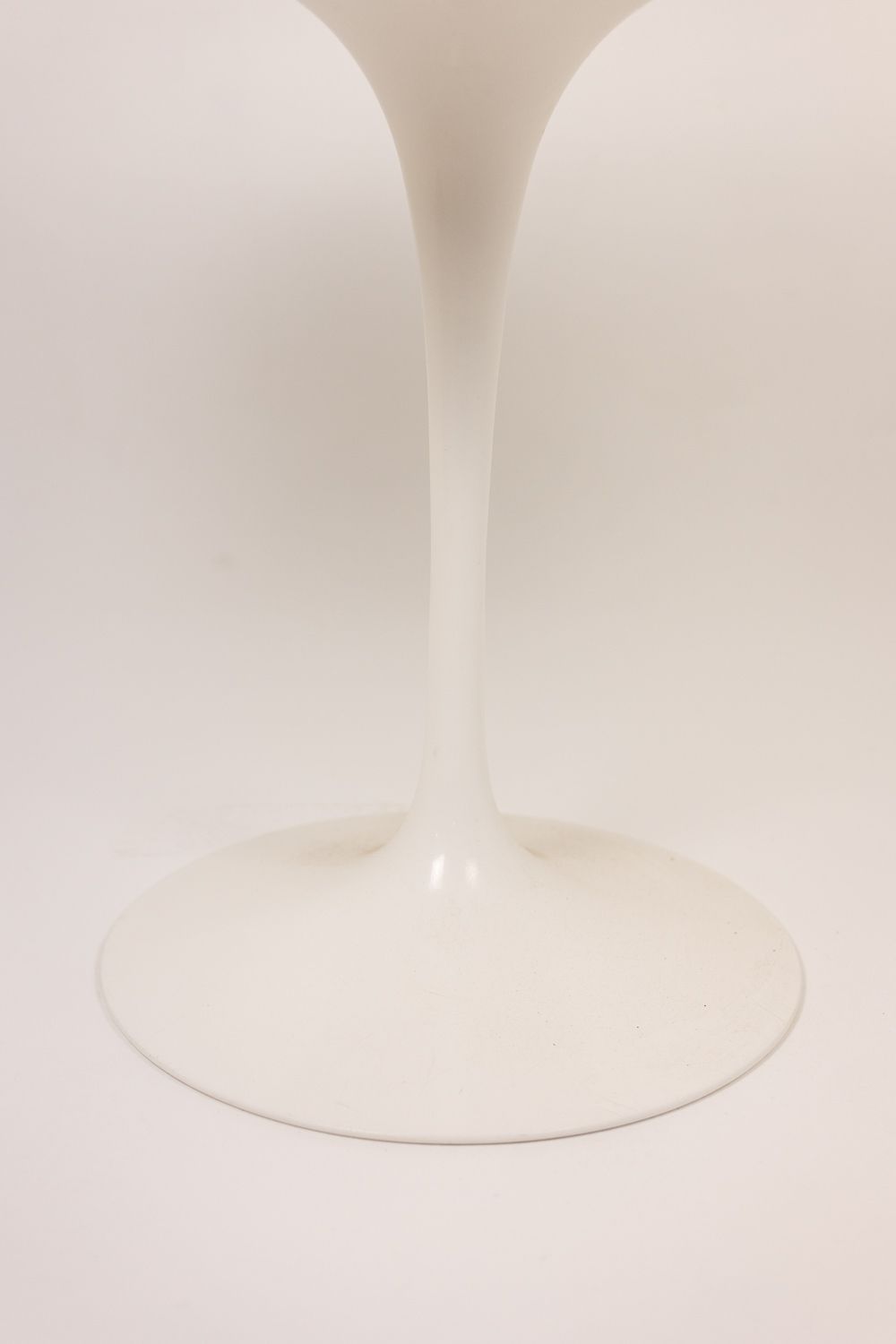 Eero Saarinen, For Knoll International. Tulip Side Table. Circa 1970 photo vinterior