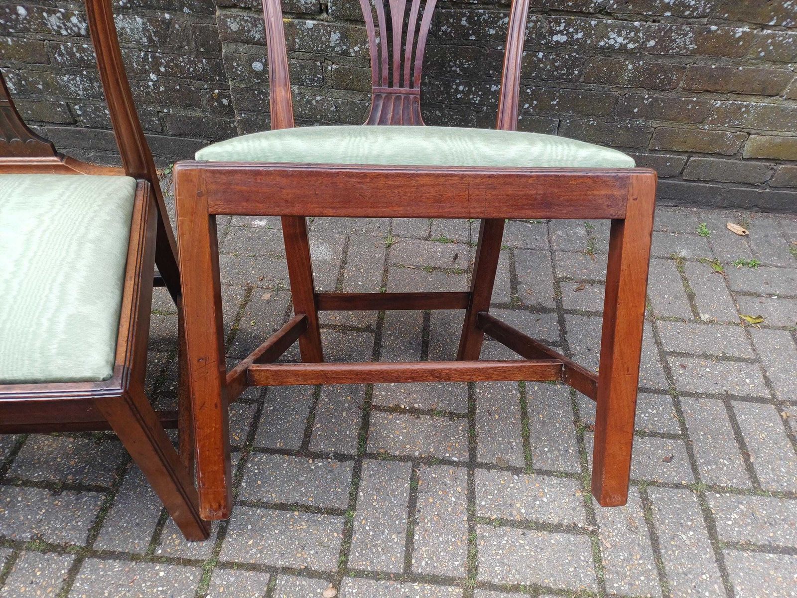 photo vintage Set Of 6 Vintage Repro Mahogany Dining Chairs Carver Chair Chippendale Style Chairs Green Upholstery Vintage Dining Set
